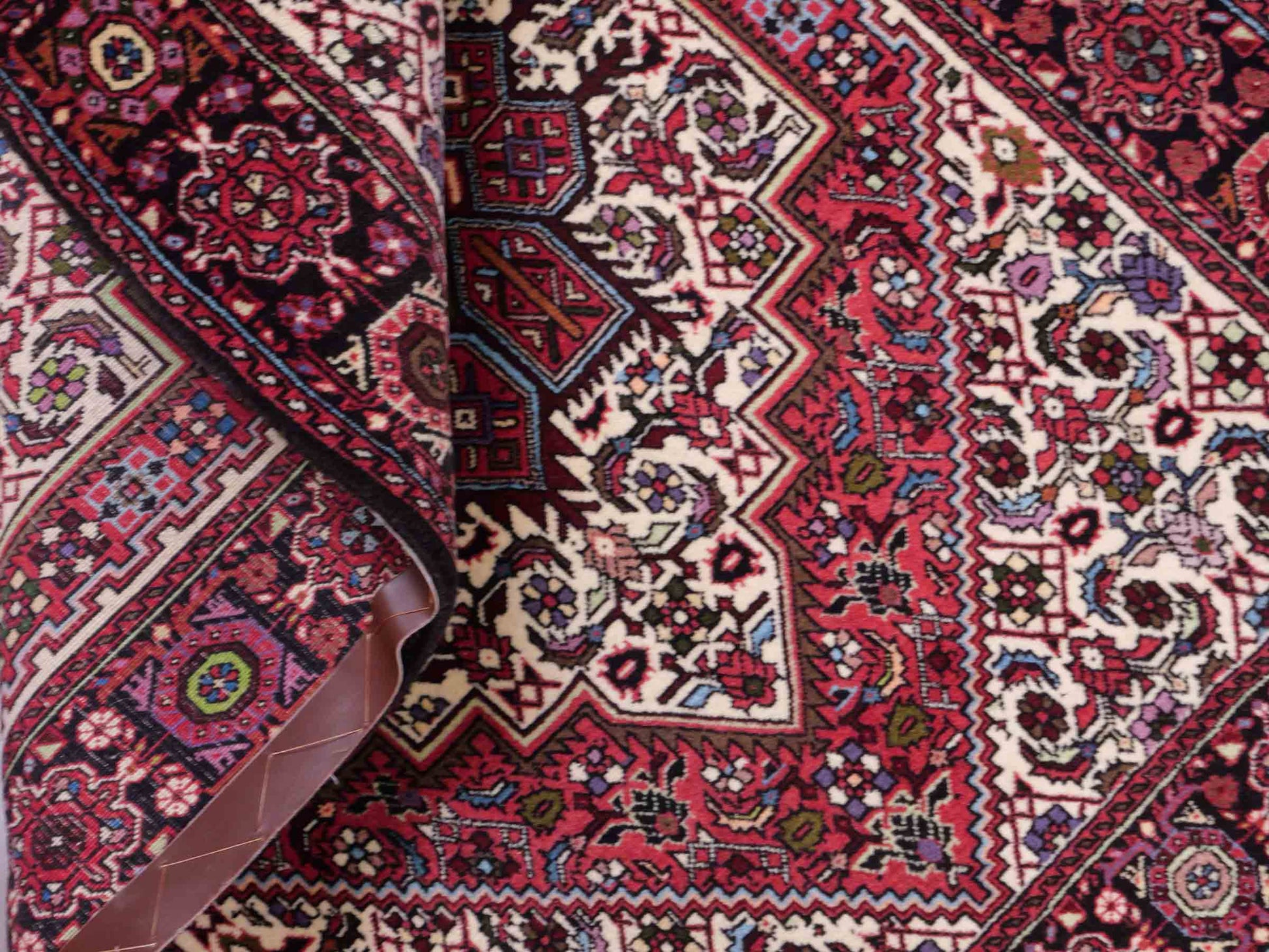 Handgeknüpfter Gholtogh Dorfteppich von Khademi aus Wolle, rot. Feiner, kurdischer Nomadenteppich mit geometrischem Medaillon. Orientteppich, von Hand geknüpft in Iran. Größe: 150 cm x 100 cm. Teppichnummer: SB3-1146 | Jupiter Intl.