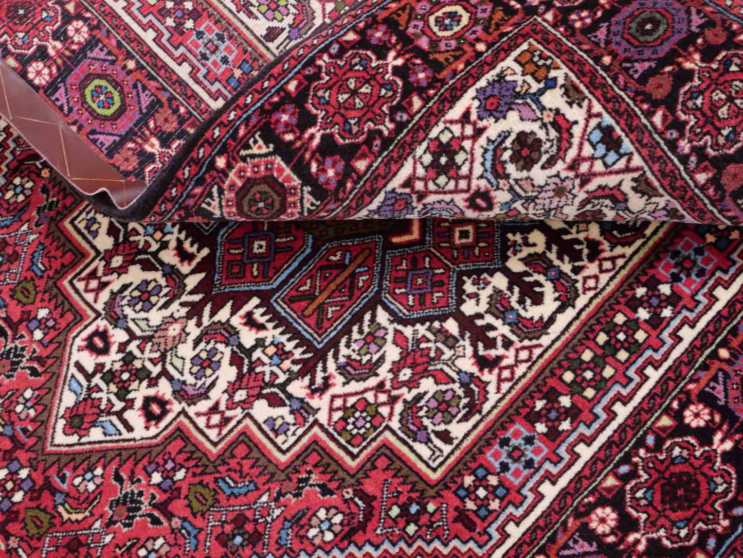 Handgeknüpfter Gholtogh Dorfteppich von Khademi aus Wolle, rot. Feiner, kurdischer Nomadenteppich mit geometrischem Medaillon. Orientteppich, von Hand geknüpft in Iran. Größe: 150 cm x 100 cm. Teppichnummer: SB3-1146 | Jupiter Intl.