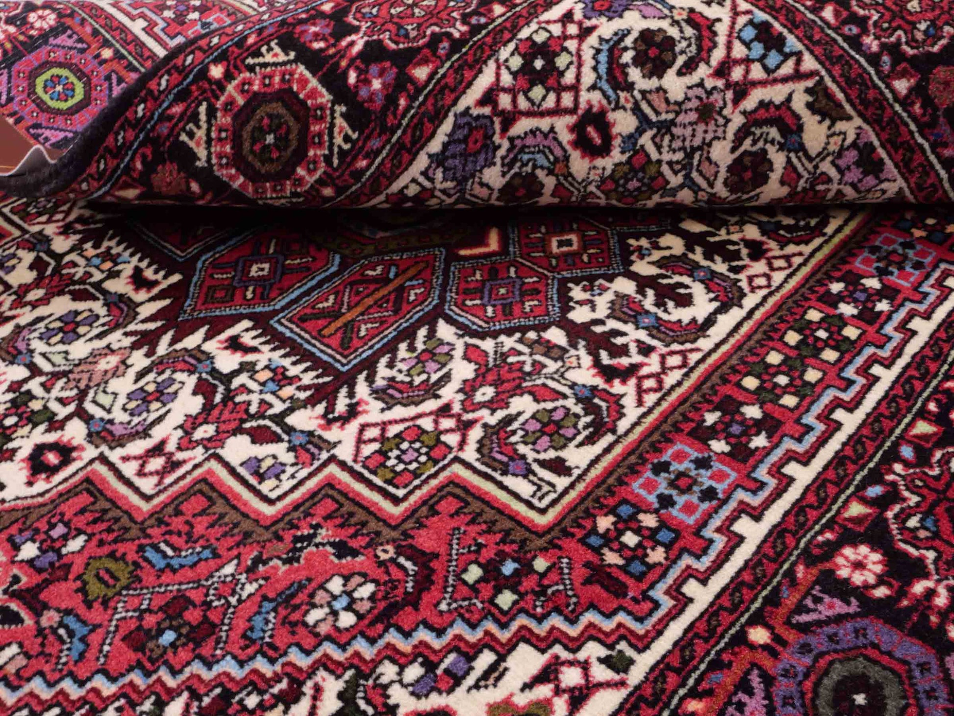 Handgeknüpfter Gholtogh Dorfteppich von Khademi aus Wolle, rot. Feiner, kurdischer Nomadenteppich mit geometrischem Medaillon. Orientteppich, von Hand geknüpft in Iran. Größe: 150 cm x 100 cm. Teppichnummer: SB3-1146 | Jupiter Intl.