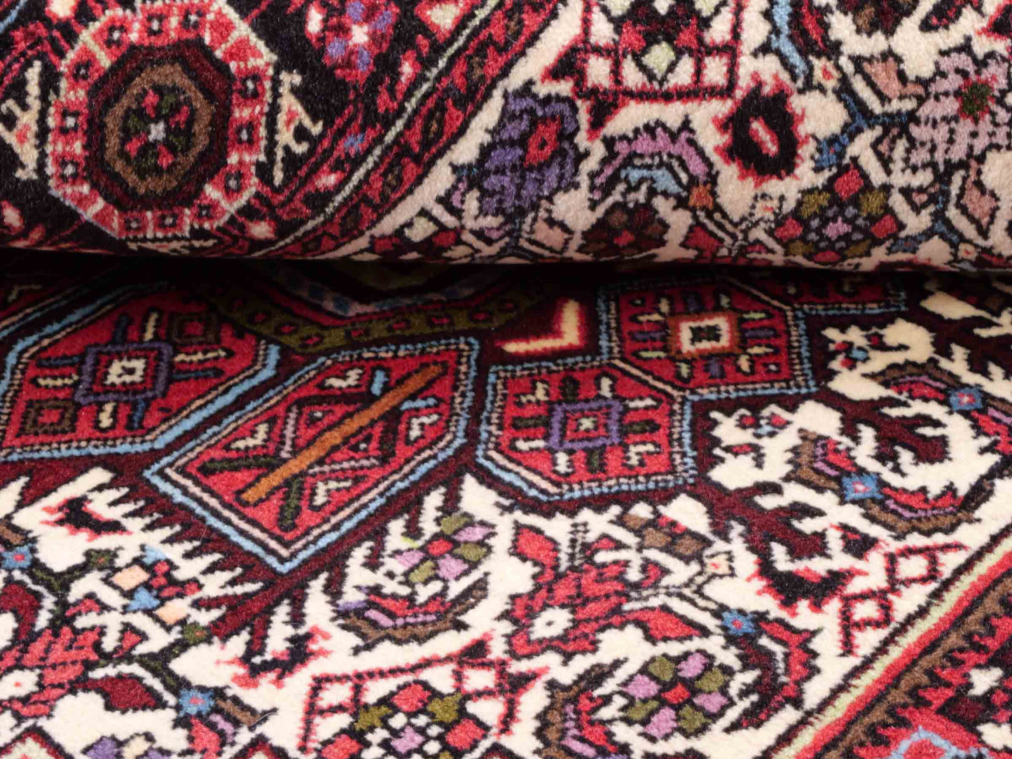 Handgeknüpfter Gholtogh Dorfteppich von Khademi aus Wolle, rot. Feiner, kurdischer Nomadenteppich mit geometrischem Medaillon. Orientteppich, von Hand geknüpft in Iran. Größe: 150 cm x 100 cm. Teppichnummer: SB3-1146 | Jupiter Intl.