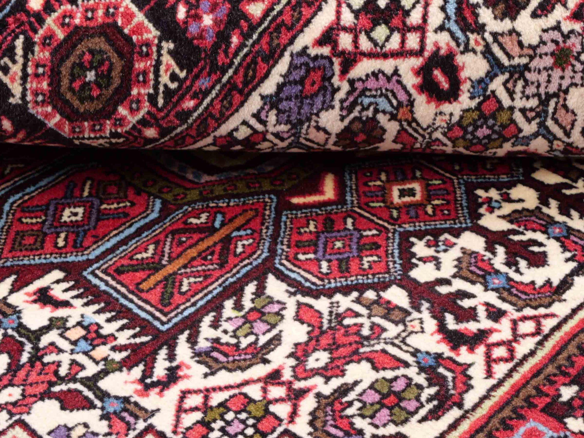 Handgeknüpfter Gholtogh Dorfteppich von Khademi aus Wolle, rot. Feiner, kurdischer Nomadenteppich mit geometrischem Medaillon. Orientteppich, von Hand geknüpft in Iran. Größe: 150 cm x 100 cm. Teppichnummer: SB3-1146 | Jupiter Intl.
