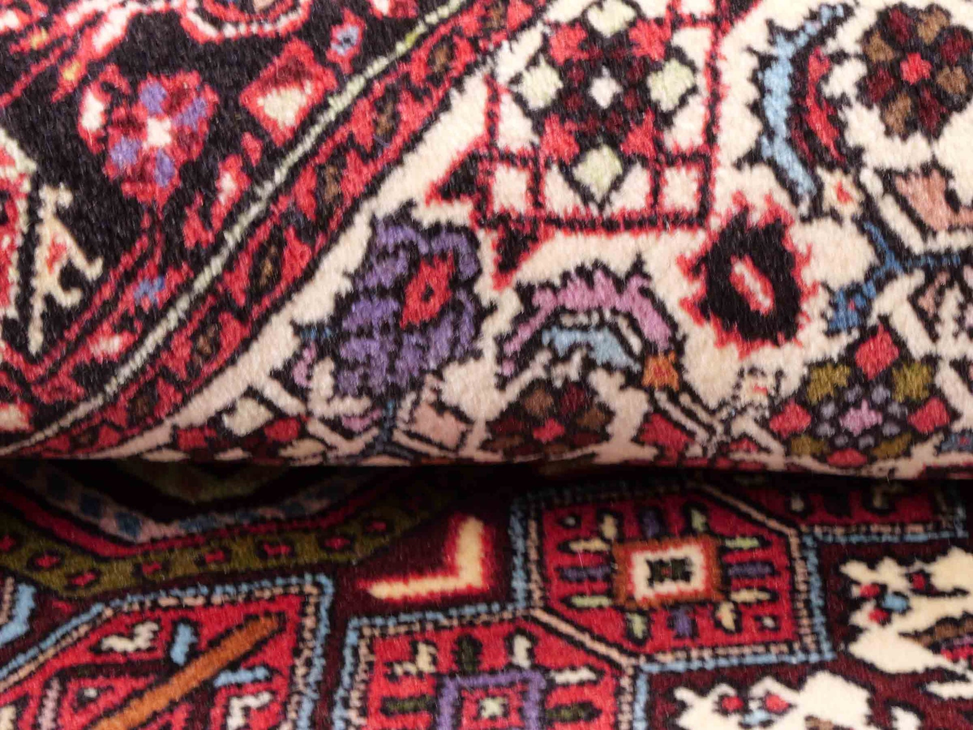 Handgeknüpfter Gholtogh Dorfteppich von Khademi aus Wolle, rot. Feiner, kurdischer Nomadenteppich mit geometrischem Medaillon. Orientteppich, von Hand geknüpft in Iran. Größe: 150 cm x 100 cm. Teppichnummer: SB3-1146 | Jupiter Intl.