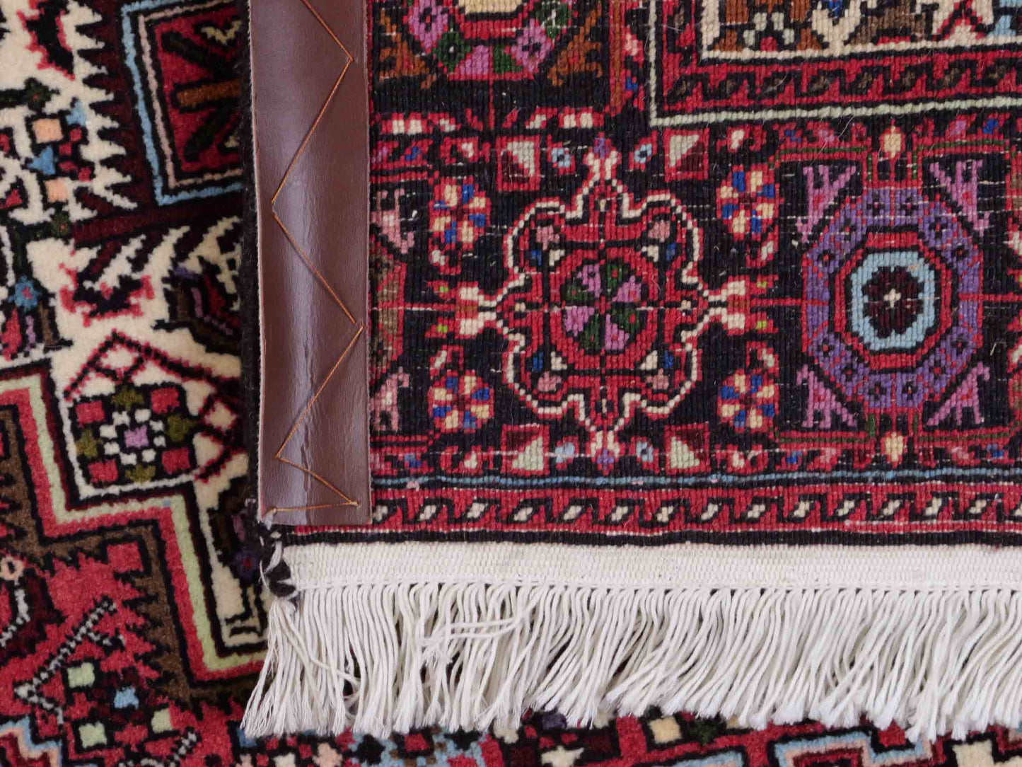Handgeknüpfter Gholtogh Dorfteppich von Khademi aus Wolle, rot. Feiner, kurdischer Nomadenteppich mit geometrischem Medaillon. Orientteppich, von Hand geknüpft in Iran. Größe: 150 cm x 100 cm. Teppichnummer: SB3-1146 | Jupiter Intl.