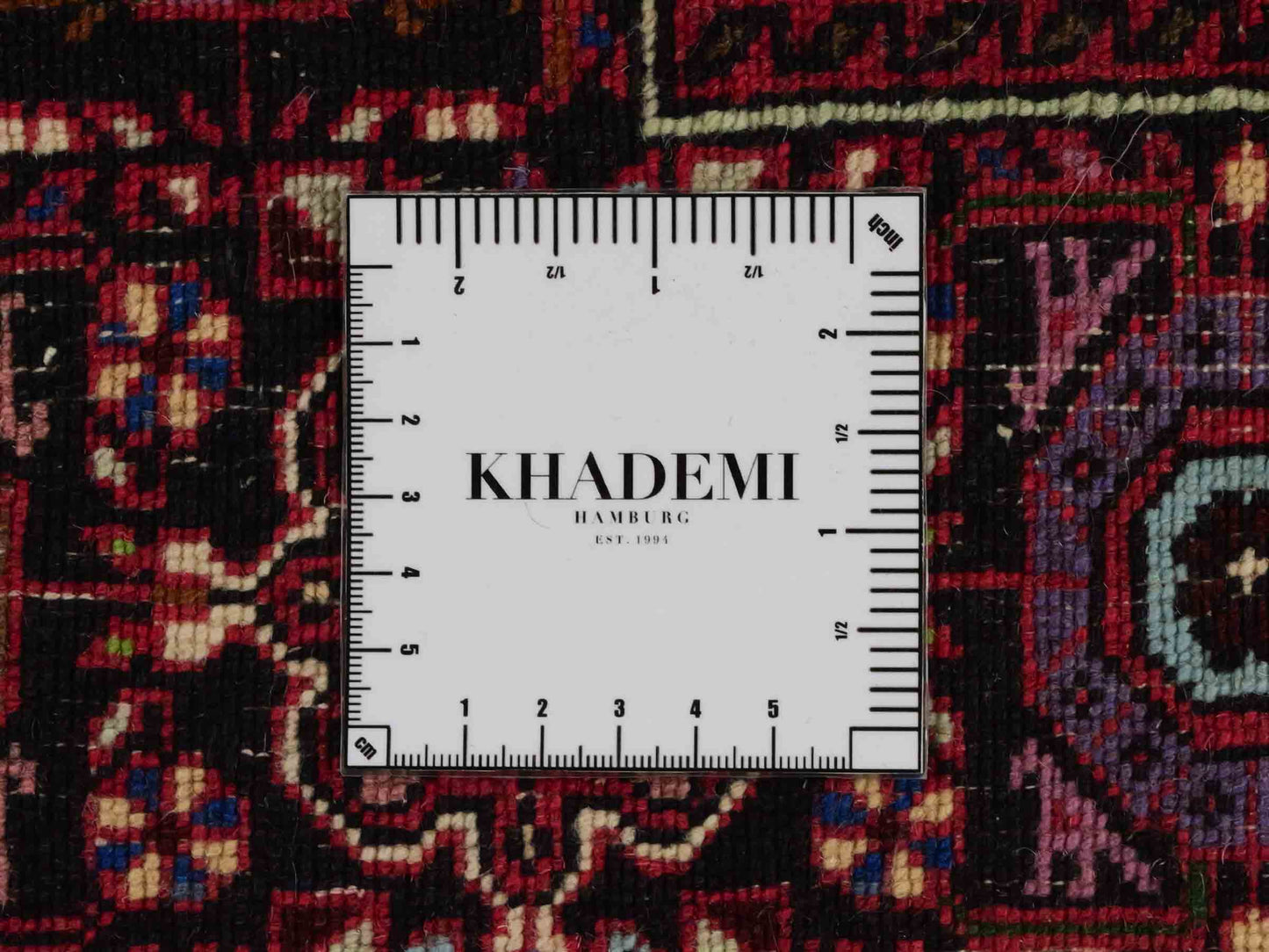 Handgeknüpfter Gholtogh Dorfteppich von Khademi aus Wolle, rot. Feiner, kurdischer Nomadenteppich mit geometrischem Medaillon. Orientteppich, von Hand geknüpft in Iran. Größe: 150 cm x 100 cm. Teppichnummer: SB3-1146 | Jupiter Intl.