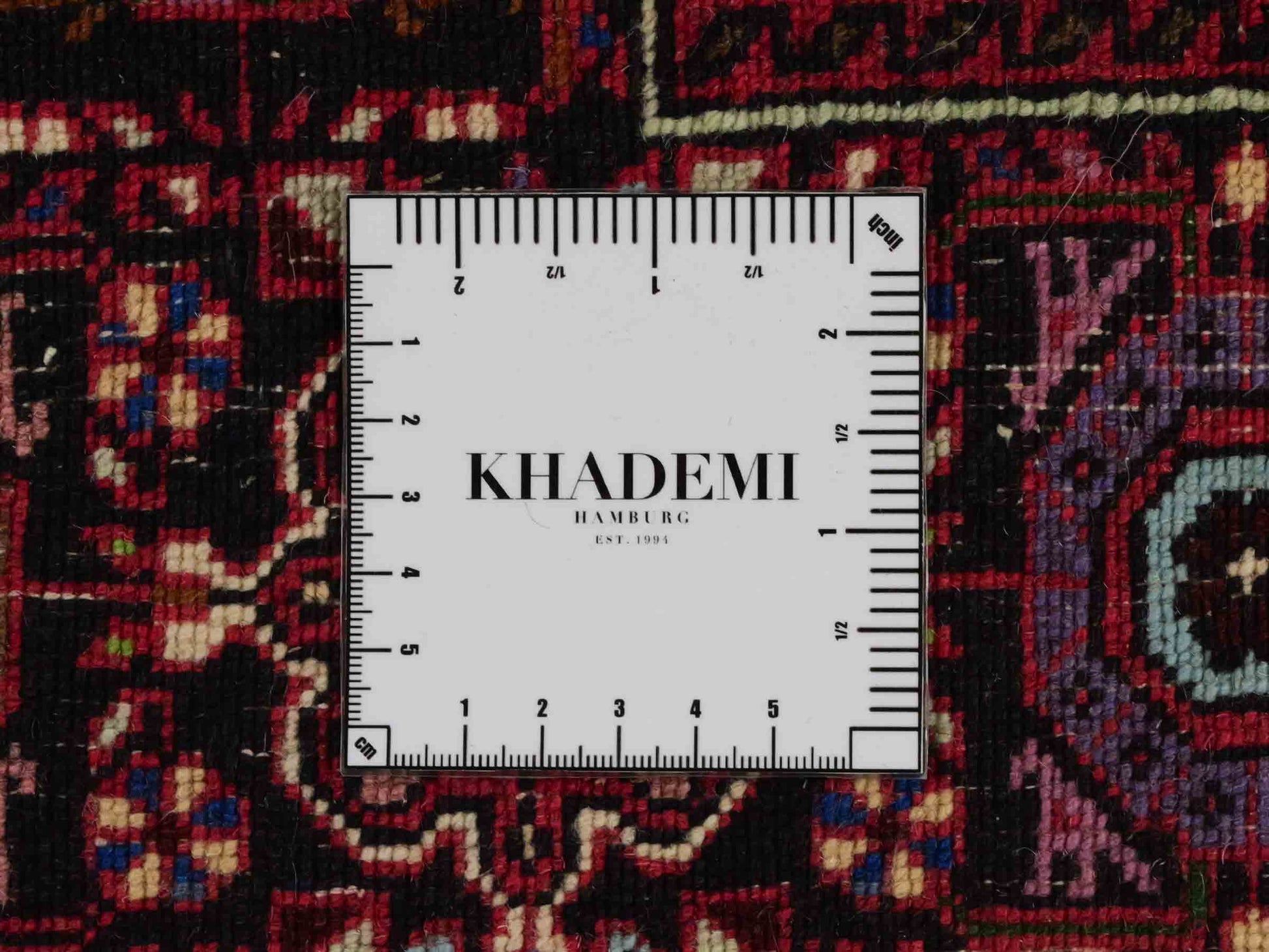 Handgeknüpfter Gholtogh Dorfteppich von Khademi aus Wolle, rot. Feiner, kurdischer Nomadenteppich mit geometrischem Medaillon. Orientteppich, von Hand geknüpft in Iran. Größe: 150 cm x 100 cm. Teppichnummer: SB3-1146 | Jupiter Intl.