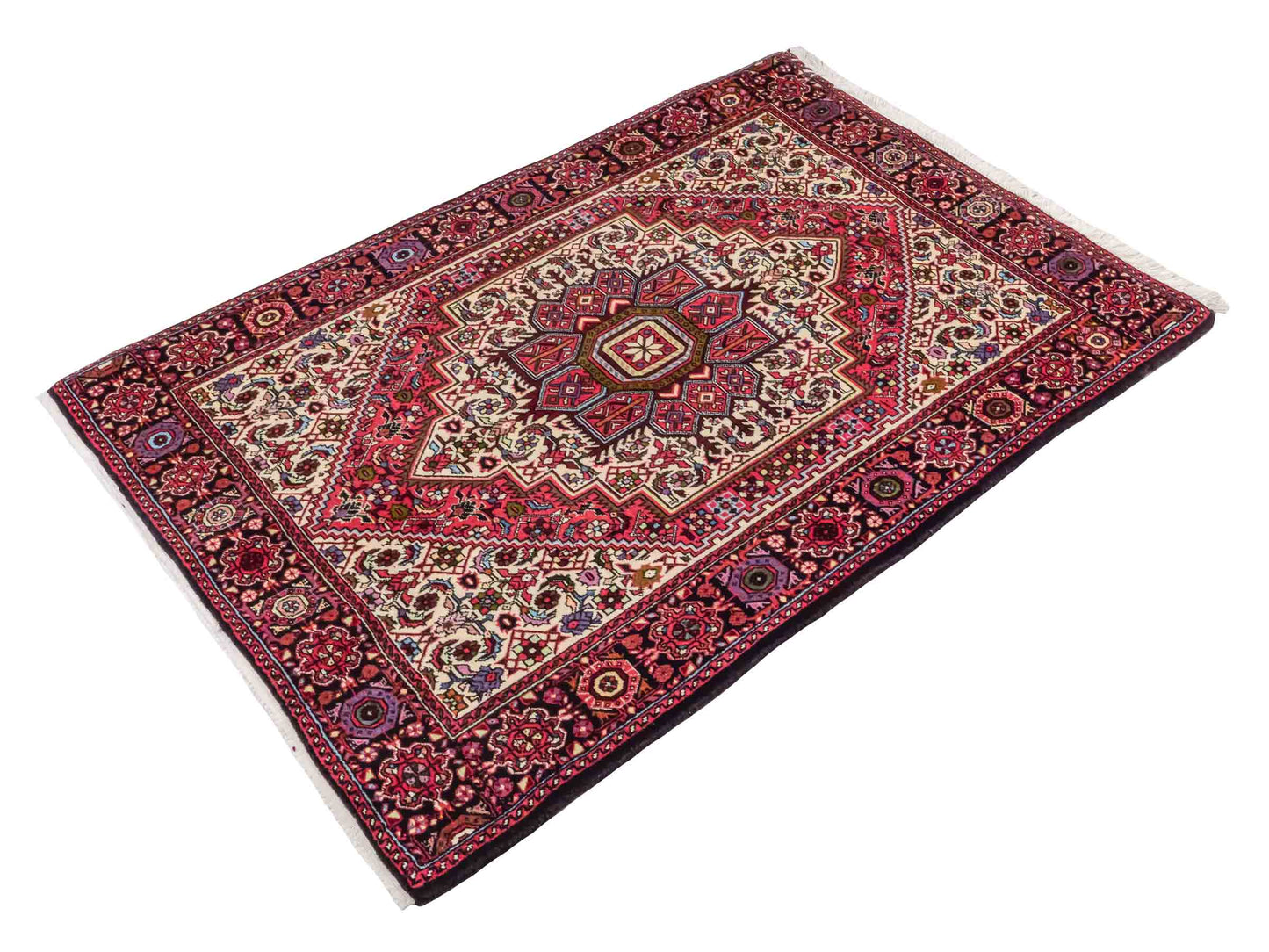 Handgeknüpfter Gholtogh Dorfteppich von Khademi aus Wolle, rot. Feiner, kurdischer Nomadenteppich mit geometrischem Medaillon. Orientteppich, von Hand geknüpft in Iran. Größe: 150 cm x 100 cm. Teppichnummer: SB3-1146 | Jupiter Intl.