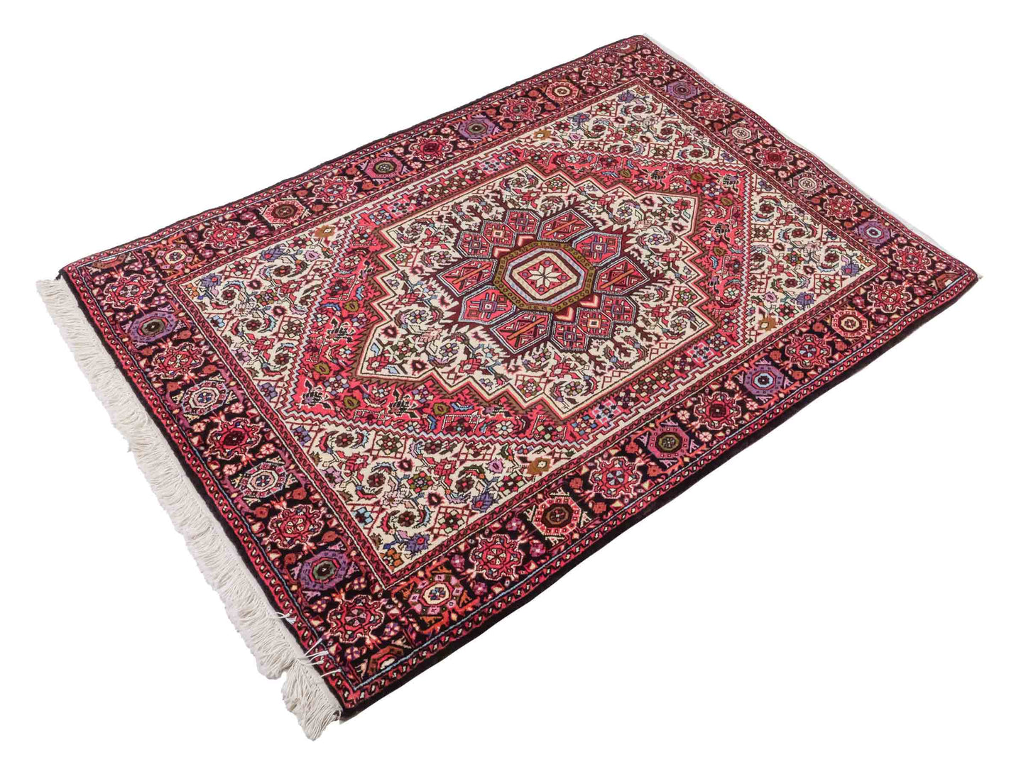 Handgeknüpfter Gholtogh Dorfteppich von Khademi aus Wolle, rot. Feiner, kurdischer Nomadenteppich mit geometrischem Medaillon. Orientteppich, von Hand geknüpft in Iran. Größe: 150 cm x 100 cm. Teppichnummer: SB3-1146 | Jupiter Intl.