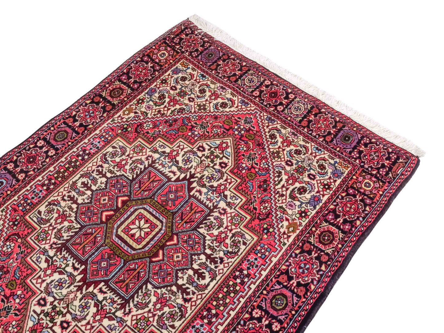 Handgeknüpfter Gholtogh Dorfteppich von Khademi aus Wolle, rot. Feiner, kurdischer Nomadenteppich mit geometrischem Medaillon. Orientteppich, von Hand geknüpft in Iran. Größe: 150 cm x 100 cm. Teppichnummer: SB3-1146 | Jupiter Intl.