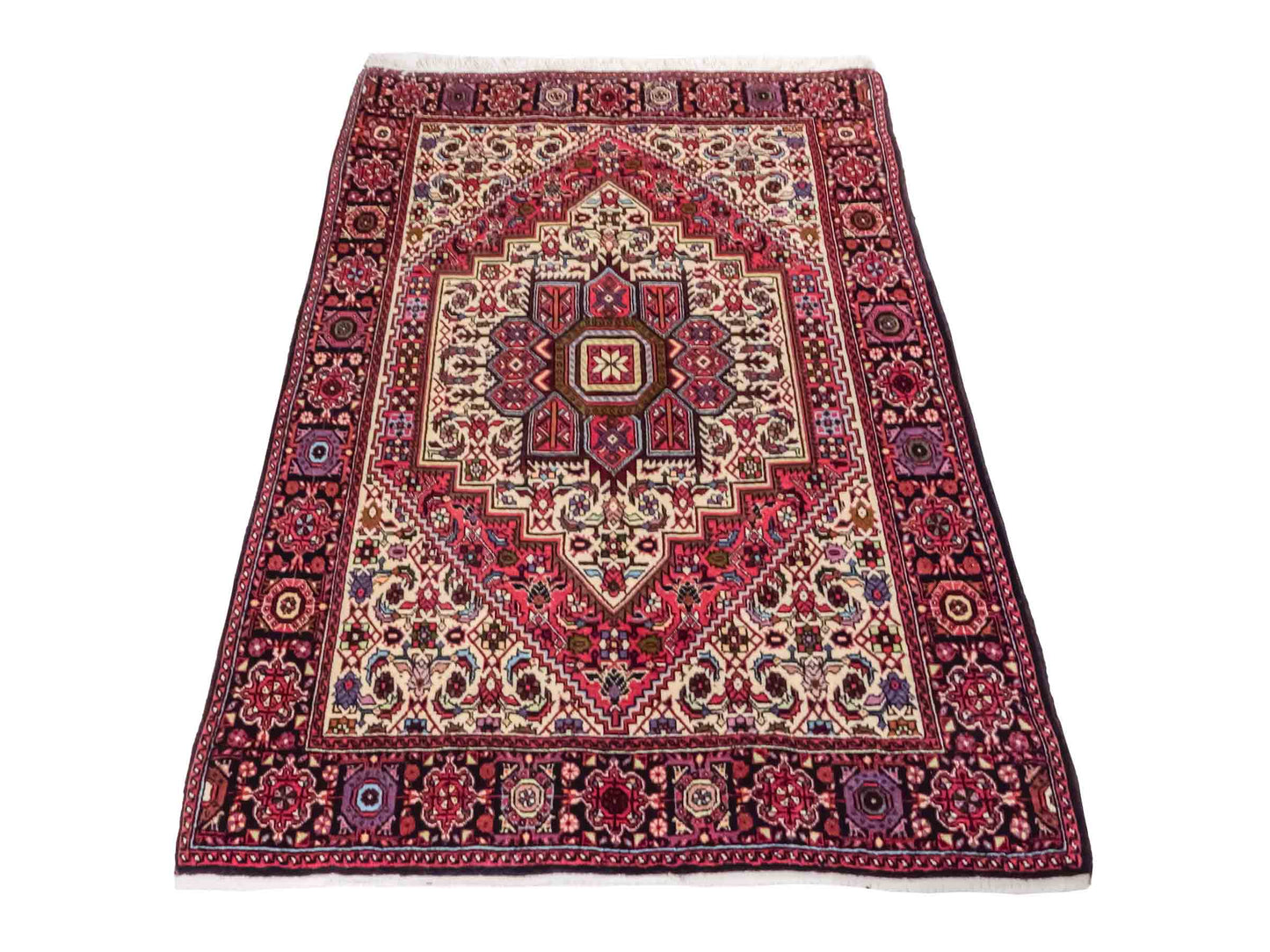 Handgeknüpfter Gholtogh Dorfteppich von Khademi aus Wolle, rot. Feiner, kurdischer Nomadenteppich mit geometrischem Medaillon. Orientteppich, von Hand geknüpft in Iran. Größe: 150 cm x 100 cm. Teppichnummer: SB3-1146 | Jupiter Intl.