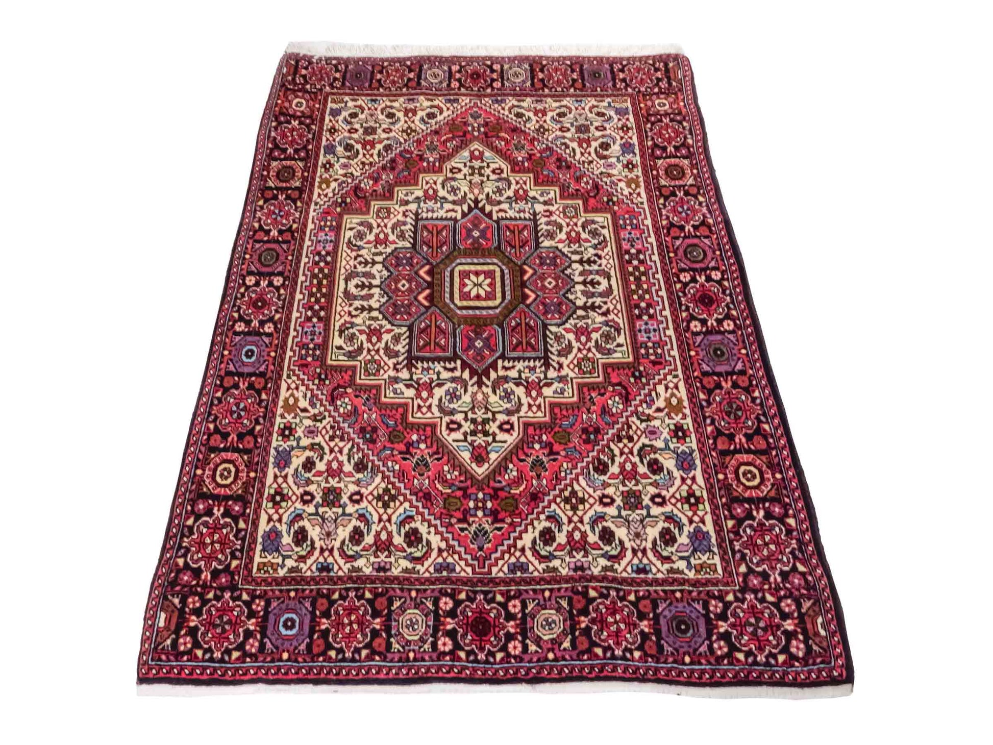 Handgeknüpfter Gholtogh Dorfteppich von Khademi aus Wolle, rot. Feiner, kurdischer Nomadenteppich mit geometrischem Medaillon. Orientteppich, von Hand geknüpft in Iran. Größe: 150 cm x 100 cm. Teppichnummer: SB3-1146 | Jupiter Intl.