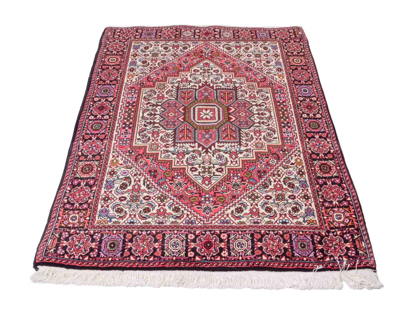 Handgeknüpfter Gholtogh Dorfteppich von Khademi aus Wolle, rot. Feiner, kurdischer Nomadenteppich mit geometrischem Medaillon. Orientteppich, von Hand geknüpft in Iran. Größe: 150 cm x 100 cm. Teppichnummer: SB3-1146 | Jupiter Intl.