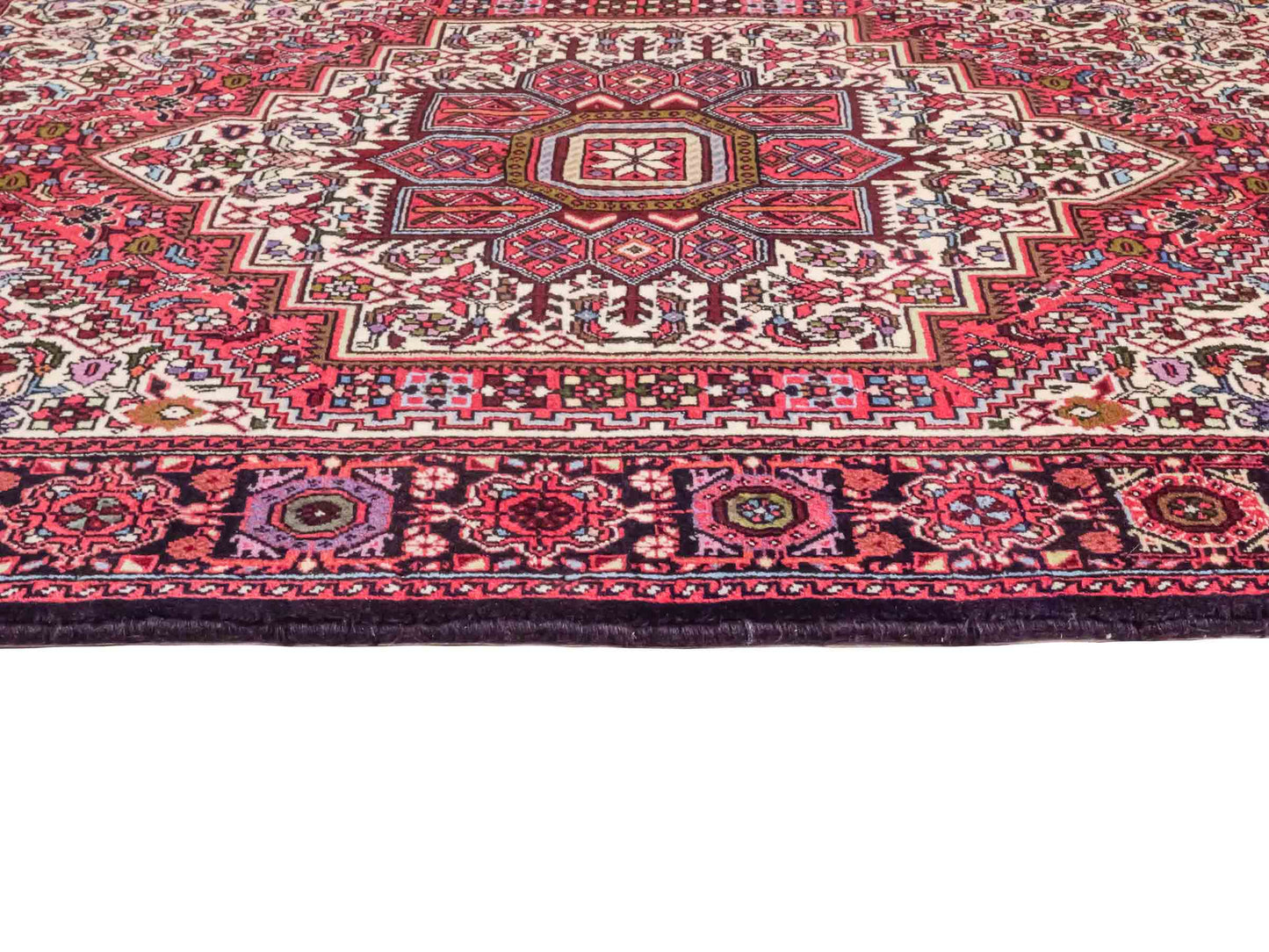 Handgeknüpfter Gholtogh Dorfteppich von Khademi aus Wolle, rot. Feiner, kurdischer Nomadenteppich mit geometrischem Medaillon. Orientteppich, von Hand geknüpft in Iran. Größe: 150 cm x 100 cm. Teppichnummer: SB3-1146 | Jupiter Intl.