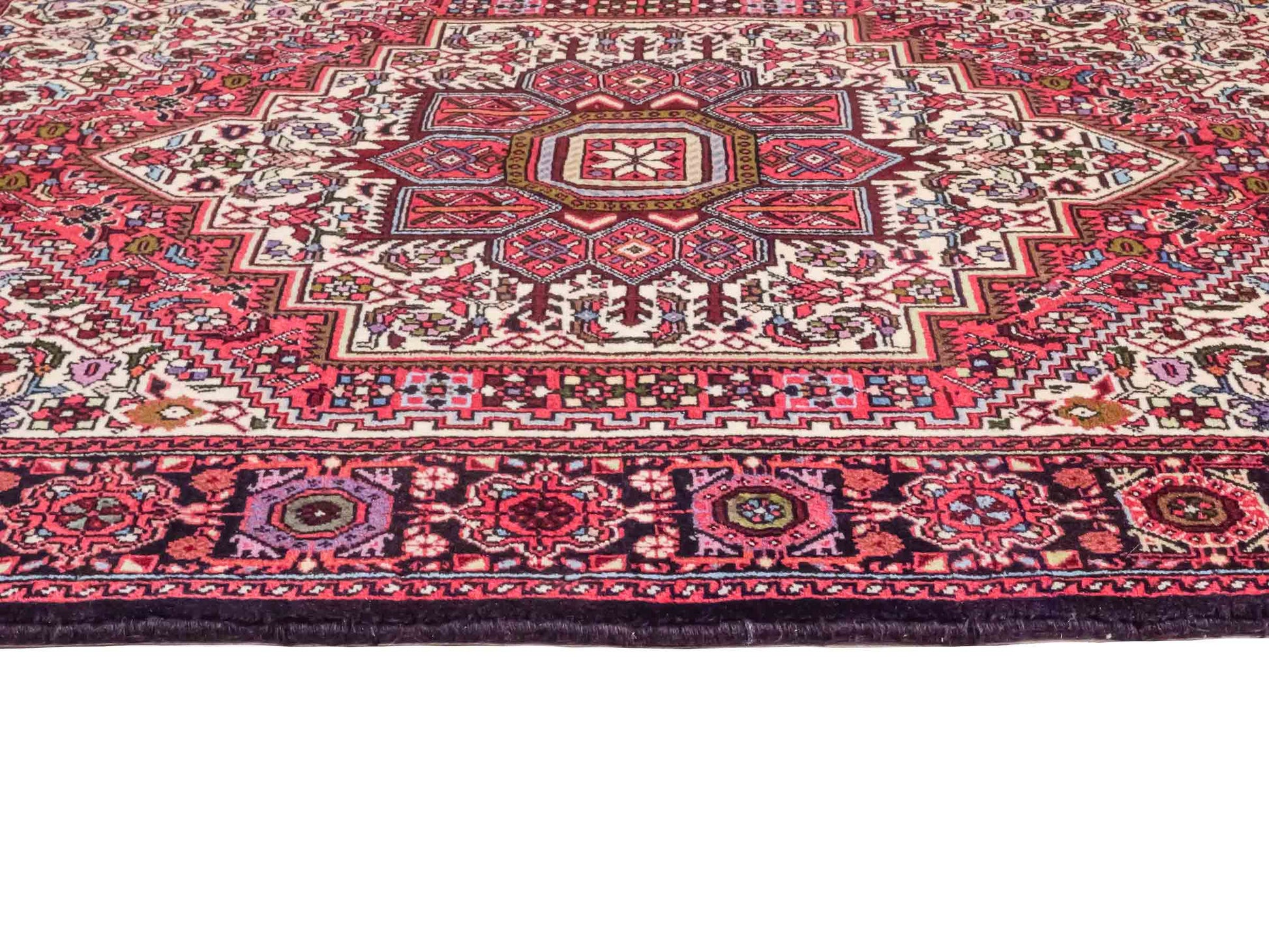 Handgeknüpfter Gholtogh Dorfteppich von Khademi aus Wolle, rot. Feiner, kurdischer Nomadenteppich mit geometrischem Medaillon. Orientteppich, von Hand geknüpft in Iran. Größe: 150 cm x 100 cm. Teppichnummer: SB3-1146 | Jupiter Intl.