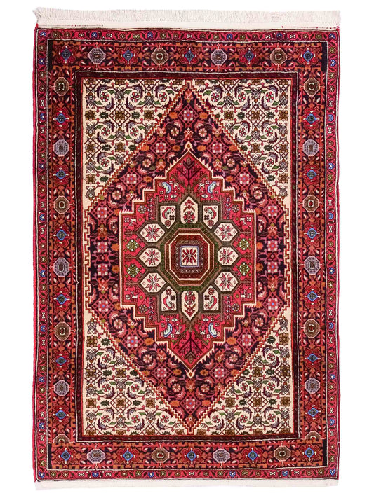 Handgeknüpfter Gholtogh Dorfteppich von Khademi aus Wolle, rot. Feiner, kurdischer Nomadenteppich mit geometrischem Medaillon. Orientteppich, von Hand geknüpft in Iran. Größe: 150 cm x 100 cm. Teppichnummer: SB3-1152 | Jupiter Intl.