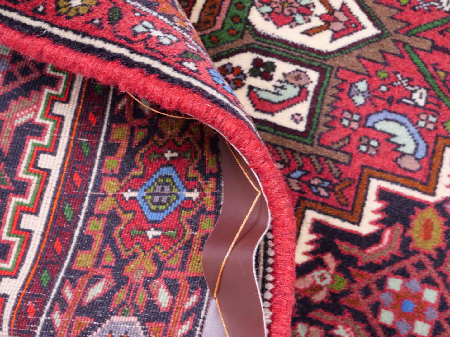 Handgeknüpfter Gholtogh Dorfteppich von Khademi aus Wolle, rot. Feiner, kurdischer Nomadenteppich mit geometrischem Medaillon. Orientteppich, von Hand geknüpft in Iran. Größe: 150 cm x 100 cm. Teppichnummer: SB3-1152 | Jupiter Intl.