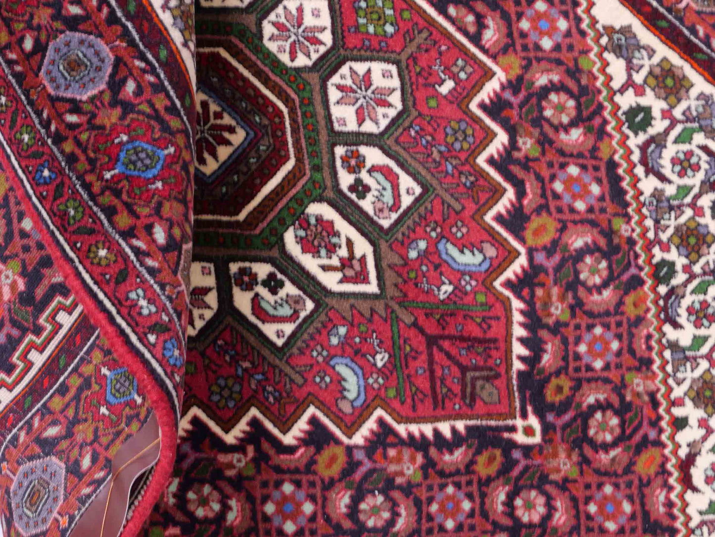 Handgeknüpfter Gholtogh Dorfteppich von Khademi aus Wolle, rot. Feiner, kurdischer Nomadenteppich mit geometrischem Medaillon. Orientteppich, von Hand geknüpft in Iran. Größe: 150 cm x 100 cm. Teppichnummer: SB3-1152 | Jupiter Intl.
