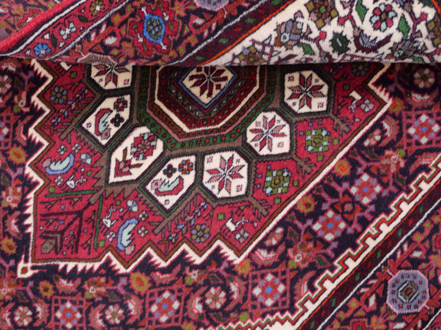 Handgeknüpfter Gholtogh Dorfteppich von Khademi aus Wolle, rot. Feiner, kurdischer Nomadenteppich mit geometrischem Medaillon. Orientteppich, von Hand geknüpft in Iran. Größe: 150 cm x 100 cm. Teppichnummer: SB3-1152 | Jupiter Intl.