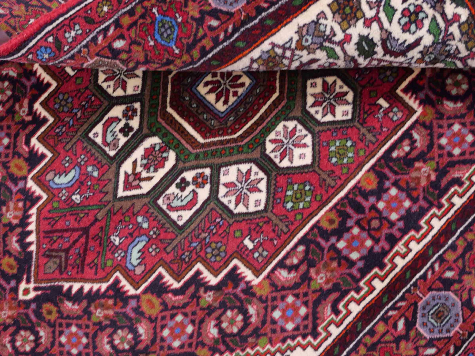 Handgeknüpfter Gholtogh Dorfteppich von Khademi aus Wolle, rot. Feiner, kurdischer Nomadenteppich mit geometrischem Medaillon. Orientteppich, von Hand geknüpft in Iran. Größe: 150 cm x 100 cm. Teppichnummer: SB3-1152 | Jupiter Intl.