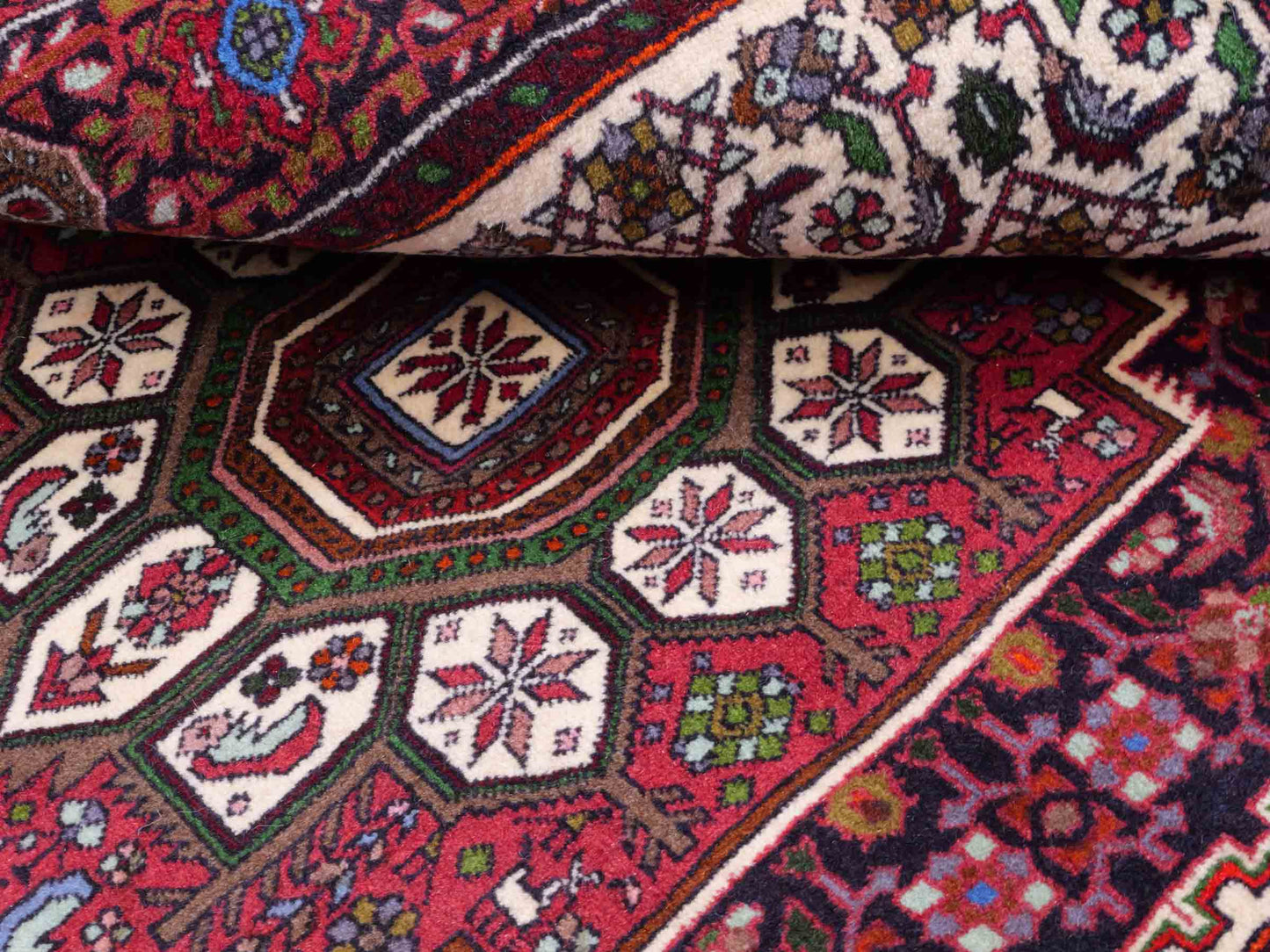 Handgeknüpfter Gholtogh Dorfteppich von Khademi aus Wolle, rot. Feiner, kurdischer Nomadenteppich mit geometrischem Medaillon. Orientteppich, von Hand geknüpft in Iran. Größe: 150 cm x 100 cm. Teppichnummer: SB3-1152 | Jupiter Intl.