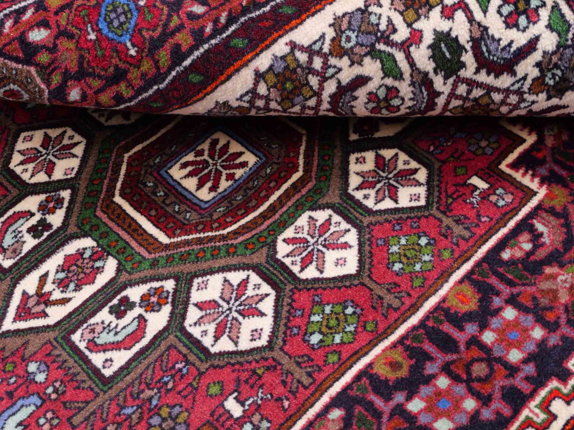 Handgeknüpfter Gholtogh Dorfteppich von Khademi aus Wolle, rot. Feiner, kurdischer Nomadenteppich mit geometrischem Medaillon. Orientteppich, von Hand geknüpft in Iran. Größe: 150 cm x 100 cm. Teppichnummer: SB3-1152 | Jupiter Intl.