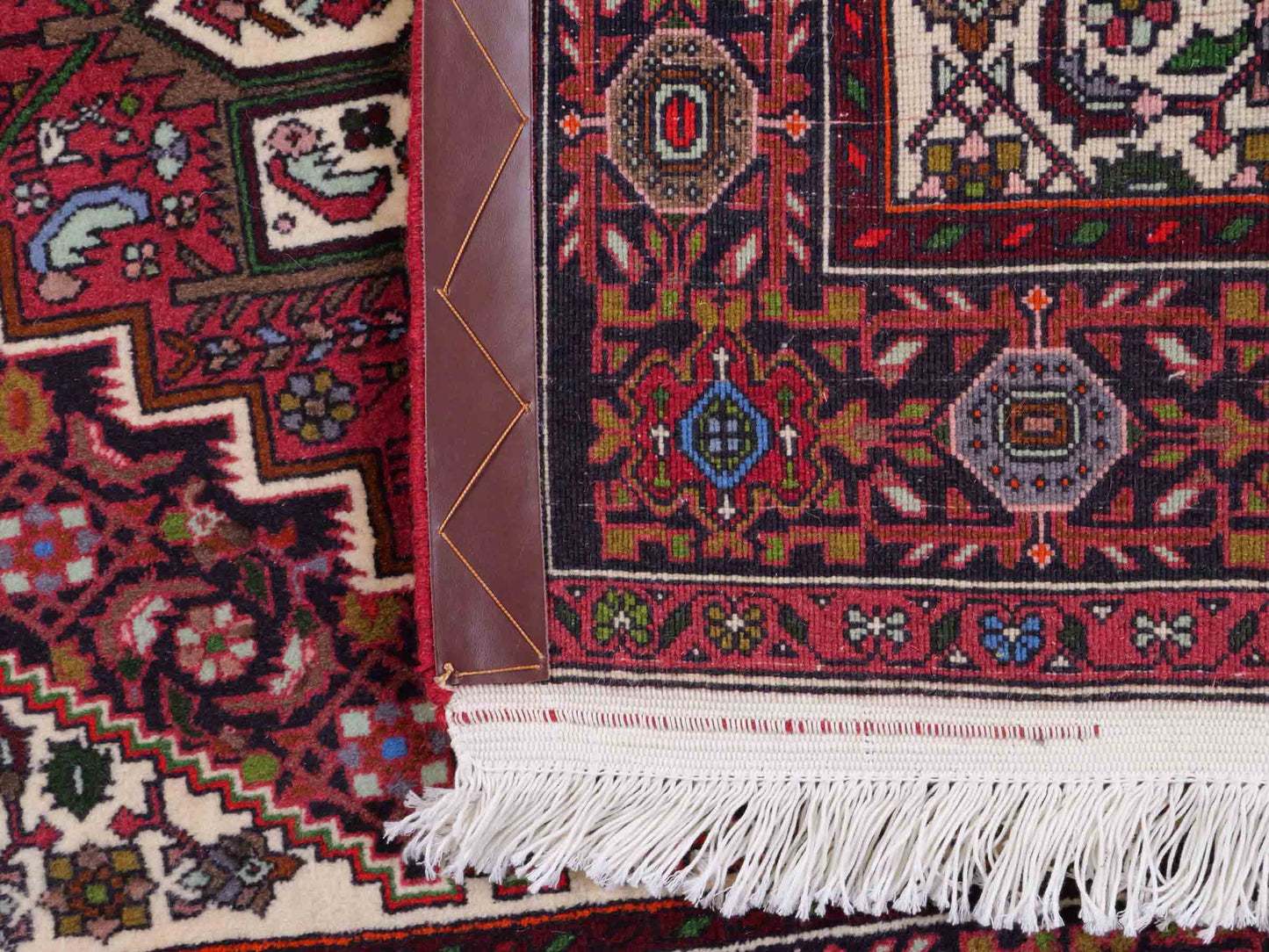 Handgeknüpfter Gholtogh Dorfteppich von Khademi aus Wolle, rot. Feiner, kurdischer Nomadenteppich mit geometrischem Medaillon. Orientteppich, von Hand geknüpft in Iran. Größe: 150 cm x 100 cm. Teppichnummer: SB3-1152 | Jupiter Intl.