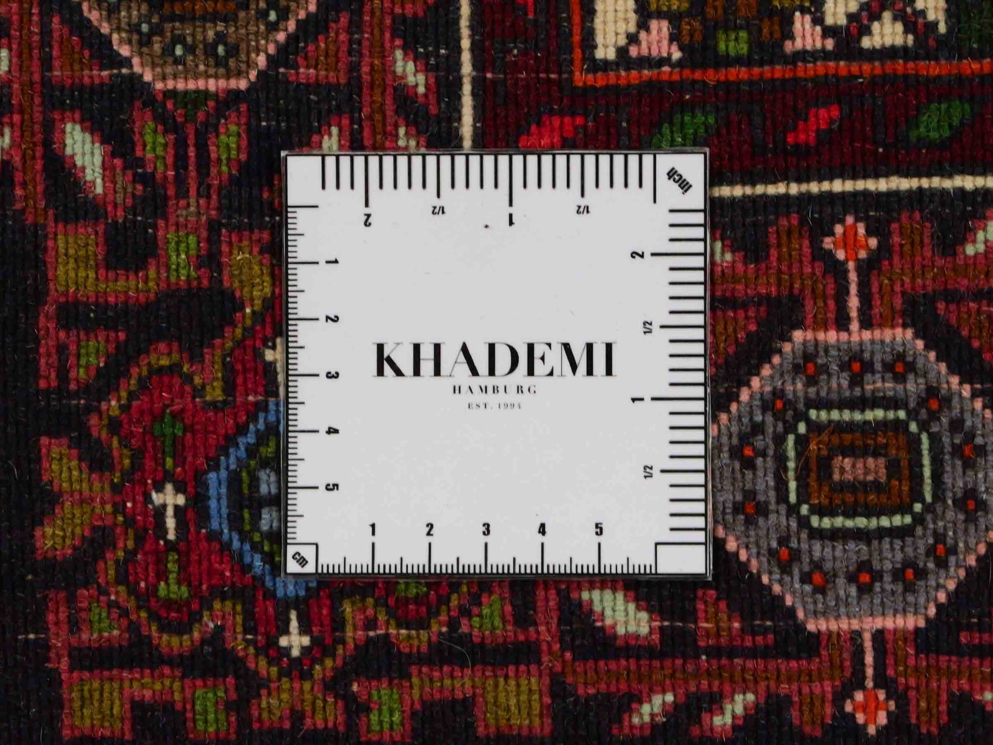 Handgeknüpfter Gholtogh Dorfteppich von Khademi aus Wolle, rot. Feiner, kurdischer Nomadenteppich mit geometrischem Medaillon. Orientteppich, von Hand geknüpft in Iran. Größe: 150 cm x 100 cm. Teppichnummer: SB3-1152 | Jupiter Intl.