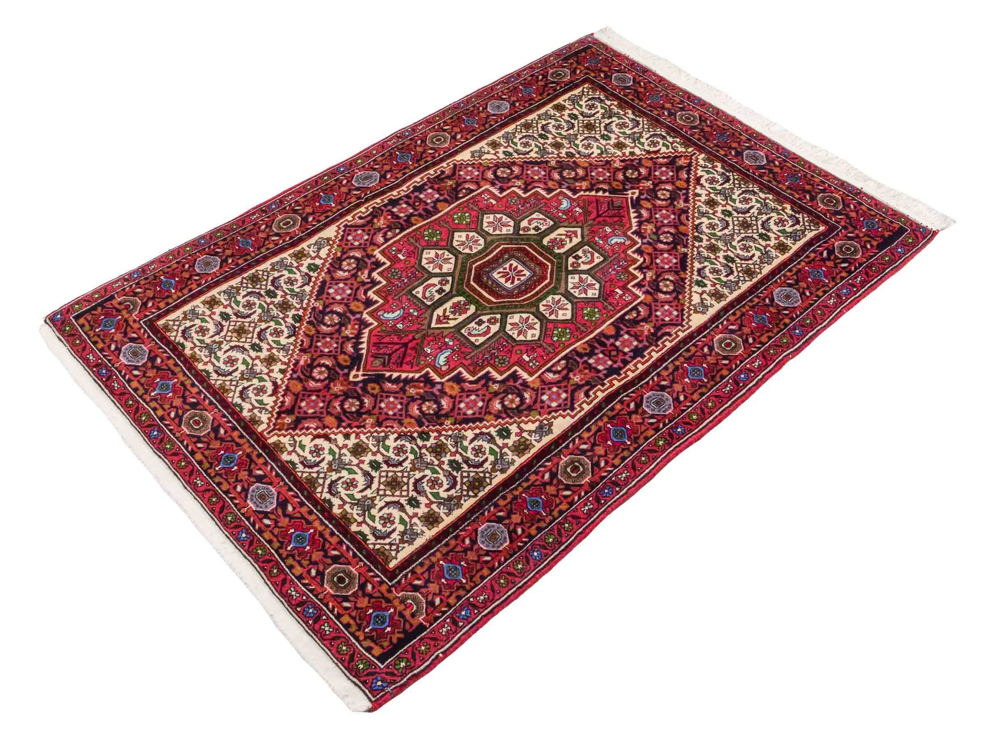 Handgeknüpfter Gholtogh Dorfteppich von Khademi aus Wolle, rot. Feiner, kurdischer Nomadenteppich mit geometrischem Medaillon. Orientteppich, von Hand geknüpft in Iran. Größe: 150 cm x 100 cm. Teppichnummer: SB3-1152 | Jupiter Intl.