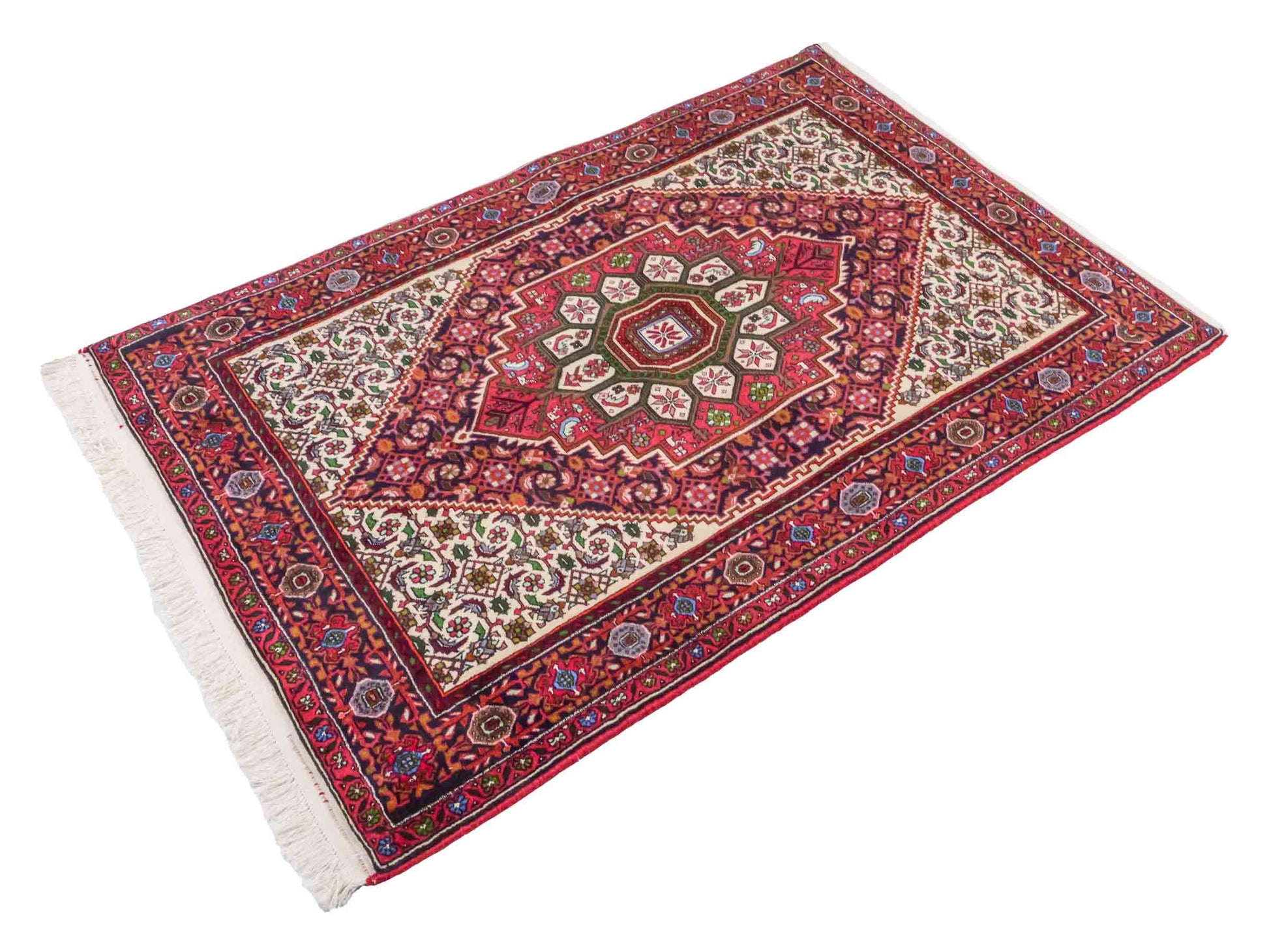 Handgeknüpfter Gholtogh Dorfteppich von Khademi aus Wolle, rot. Feiner, kurdischer Nomadenteppich mit geometrischem Medaillon. Orientteppich, von Hand geknüpft in Iran. Größe: 150 cm x 100 cm. Teppichnummer: SB3-1152 | Jupiter Intl.