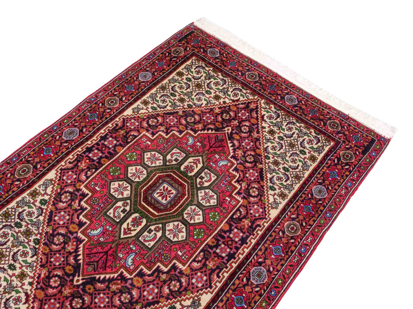 Handgeknüpfter Gholtogh Dorfteppich von Khademi aus Wolle, rot. Feiner, kurdischer Nomadenteppich mit geometrischem Medaillon. Orientteppich, von Hand geknüpft in Iran. Größe: 150 cm x 100 cm. Teppichnummer: SB3-1152 | Jupiter Intl.