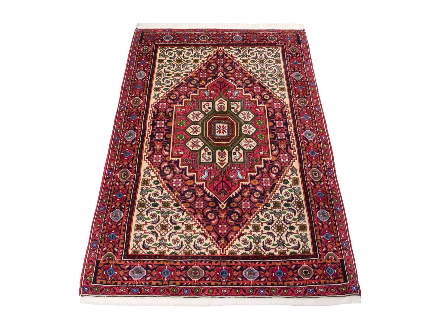 Handgeknüpfter Gholtogh Dorfteppich von Khademi aus Wolle, rot. Feiner, kurdischer Nomadenteppich mit geometrischem Medaillon. Orientteppich, von Hand geknüpft in Iran. Größe: 150 cm x 100 cm. Teppichnummer: SB3-1152 | Jupiter Intl.