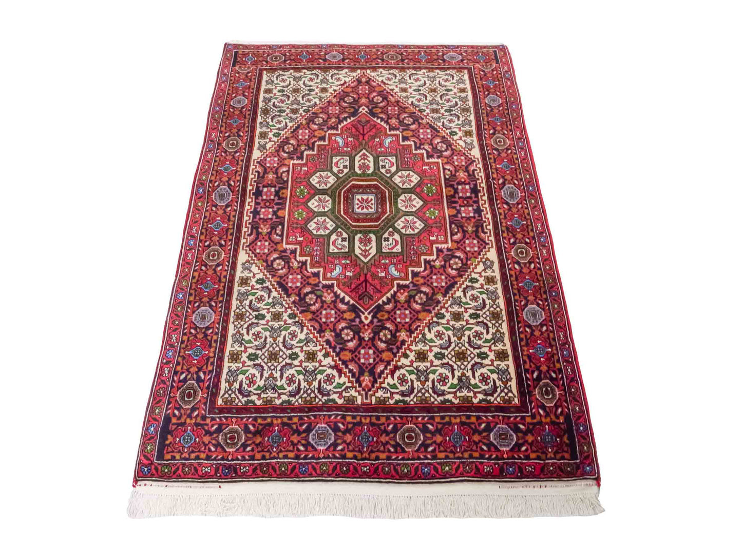 Handgeknüpfter Gholtogh Dorfteppich von Khademi aus Wolle, rot. Feiner, kurdischer Nomadenteppich mit geometrischem Medaillon. Orientteppich, von Hand geknüpft in Iran. Größe: 150 cm x 100 cm. Teppichnummer: SB3-1152 | Jupiter Intl.