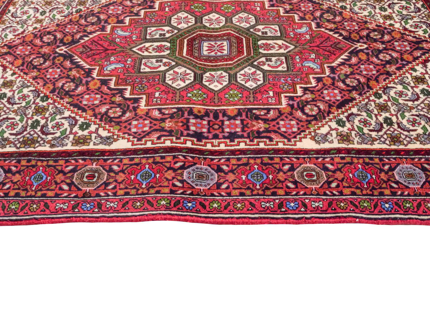 Handgeknüpfter Gholtogh Dorfteppich von Khademi aus Wolle, rot. Feiner, kurdischer Nomadenteppich mit geometrischem Medaillon. Orientteppich, von Hand geknüpft in Iran. Größe: 150 cm x 100 cm. Teppichnummer: SB3-1152 | Jupiter Intl.