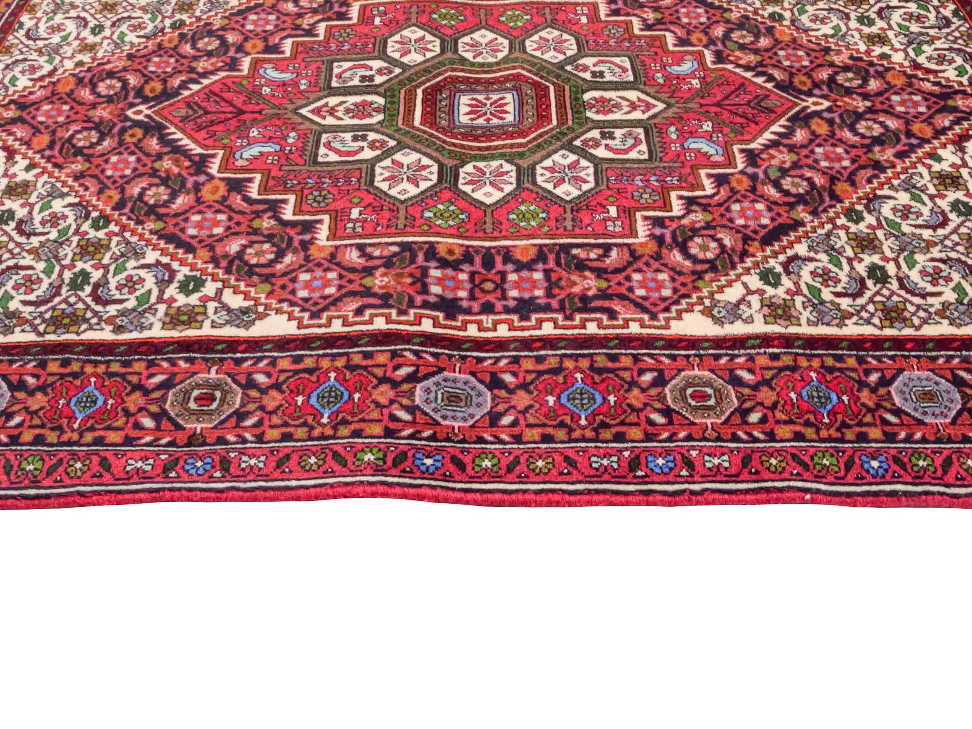 Handgeknüpfter Gholtogh Dorfteppich von Khademi aus Wolle, rot. Feiner, kurdischer Nomadenteppich mit geometrischem Medaillon. Orientteppich, von Hand geknüpft in Iran. Größe: 150 cm x 100 cm. Teppichnummer: SB3-1152 | Jupiter Intl.