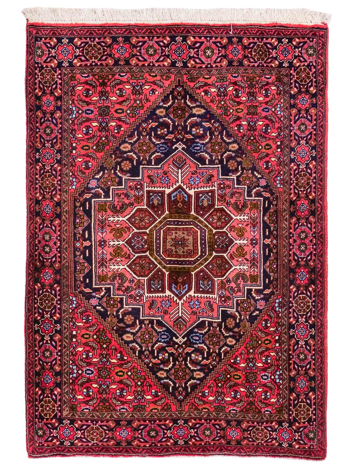 Handgeknüpfter Gholtogh Dorfteppich von Khademi aus Wolle, rot. Feiner, kurdischer Nomadenteppich mit geometrischem Medaillon. Orientteppich, von Hand geknüpft in Iran. Größe: 150 cm x 105 cm. Teppichnummer: SB3-1144 | Jupiter Intl.
