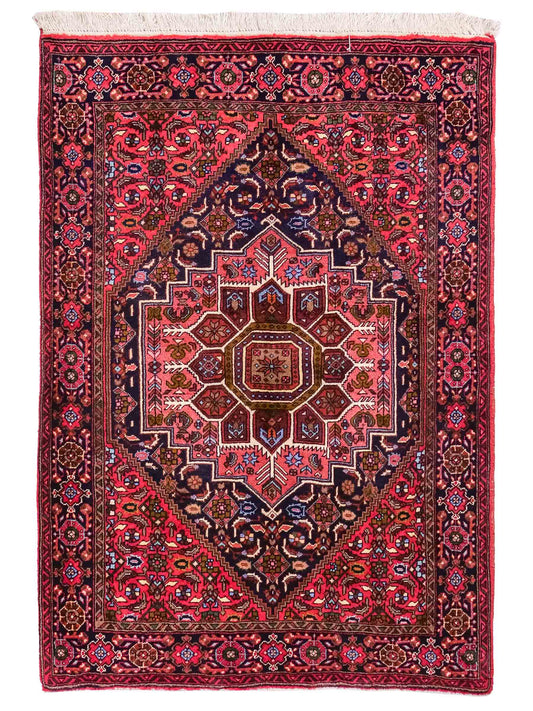 Handgeknüpfter Gholtogh Dorfteppich von Khademi aus Wolle, rot. Feiner, kurdischer Nomadenteppich mit geometrischem Medaillon. Orientteppich, von Hand geknüpft in Iran. Größe: 150 cm x 105 cm. Teppichnummer: SB3-1144 | Jupiter Intl.