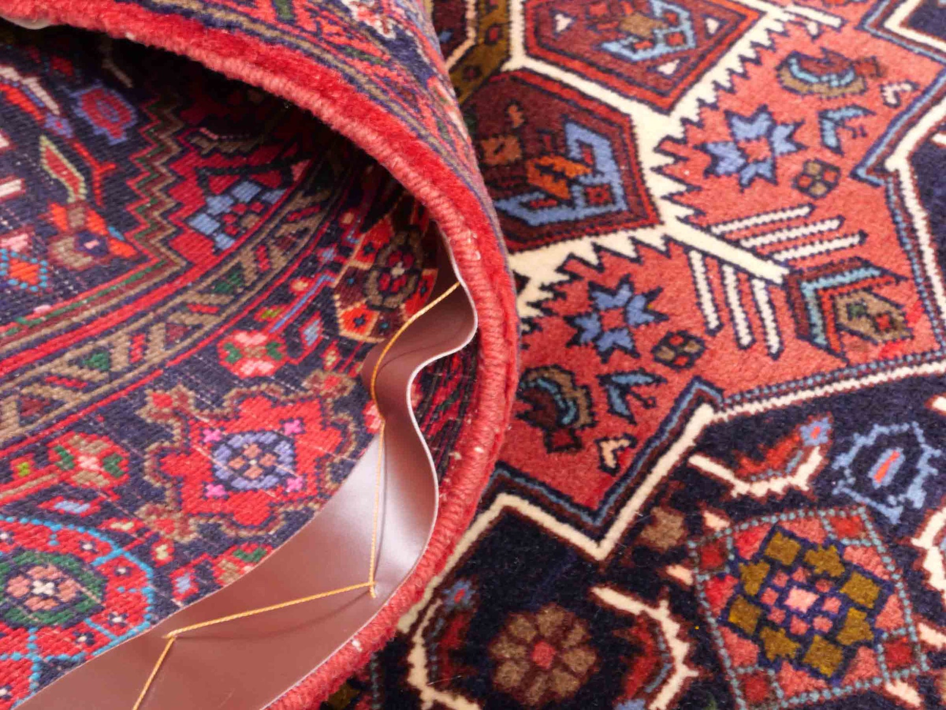 Handgeknüpfter Gholtogh Dorfteppich von Khademi aus Wolle, rot. Feiner, kurdischer Nomadenteppich mit geometrischem Medaillon. Orientteppich, von Hand geknüpft in Iran. Größe: 150 cm x 105 cm. Teppichnummer: SB3-1144 | Jupiter Intl.