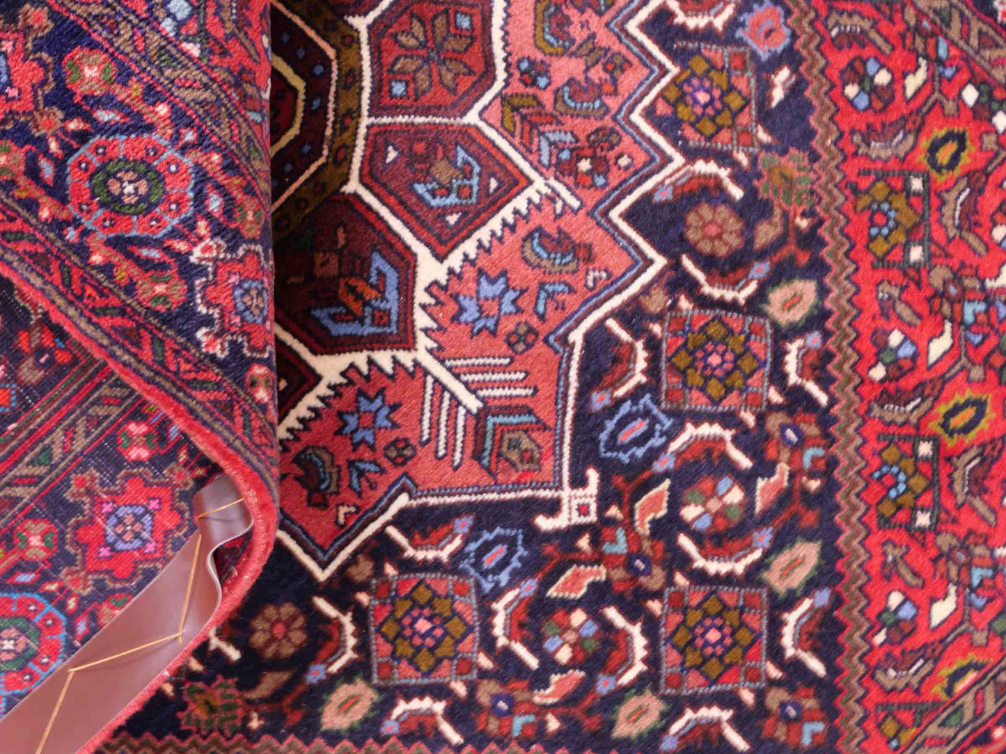 Handgeknüpfter Gholtogh Dorfteppich von Khademi aus Wolle, rot. Feiner, kurdischer Nomadenteppich mit geometrischem Medaillon. Orientteppich, von Hand geknüpft in Iran. Größe: 150 cm x 105 cm. Teppichnummer: SB3-1144 | Jupiter Intl.