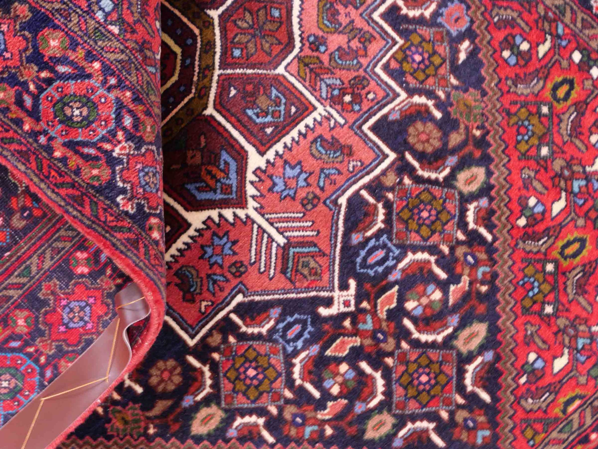 Handgeknüpfter Gholtogh Dorfteppich von Khademi aus Wolle, rot. Feiner, kurdischer Nomadenteppich mit geometrischem Medaillon. Orientteppich, von Hand geknüpft in Iran. Größe: 150 cm x 105 cm. Teppichnummer: SB3-1144 | Jupiter Intl.