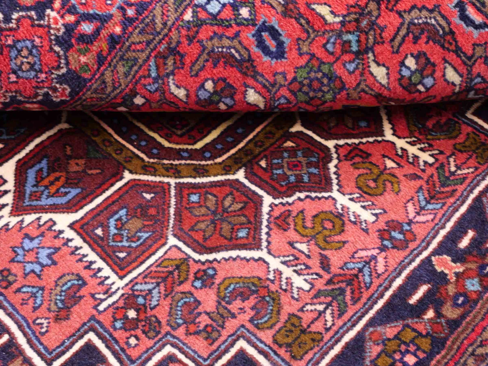 Handgeknüpfter Gholtogh Dorfteppich von Khademi aus Wolle, rot. Feiner, kurdischer Nomadenteppich mit geometrischem Medaillon. Orientteppich, von Hand geknüpft in Iran. Größe: 150 cm x 105 cm. Teppichnummer: SB3-1144 | Jupiter Intl.