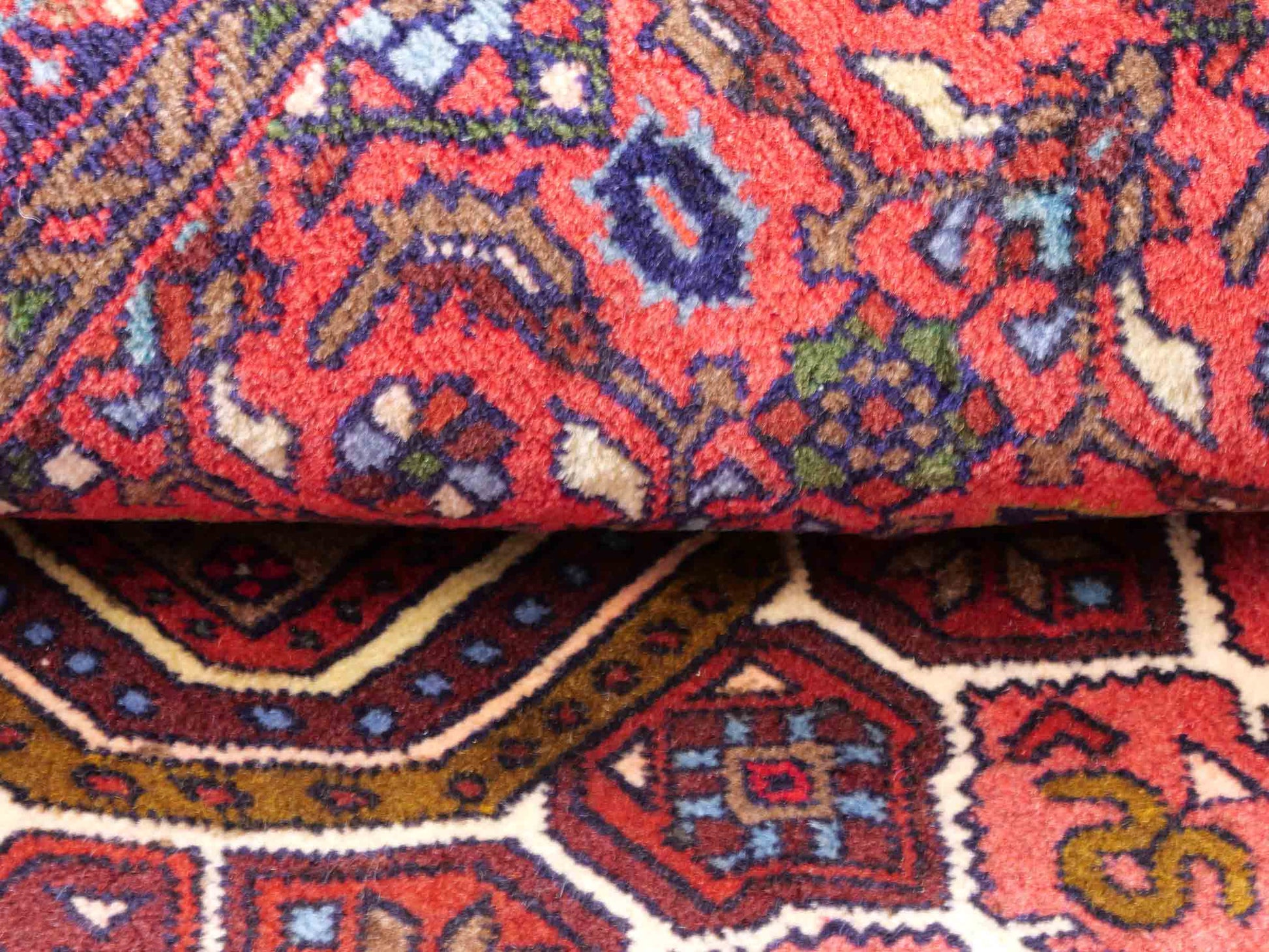 Handgeknüpfter Gholtogh Dorfteppich von Khademi aus Wolle, rot. Feiner, kurdischer Nomadenteppich mit geometrischem Medaillon. Orientteppich, von Hand geknüpft in Iran. Größe: 150 cm x 105 cm. Teppichnummer: SB3-1144 | Jupiter Intl.