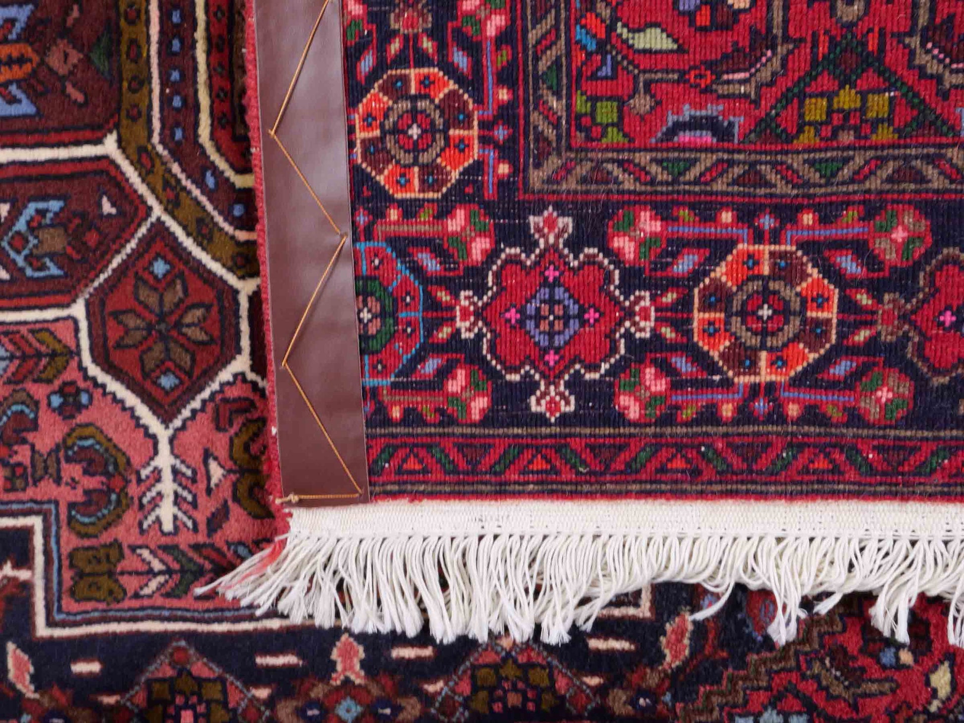 Handgeknüpfter Gholtogh Dorfteppich von Khademi aus Wolle, rot. Feiner, kurdischer Nomadenteppich mit geometrischem Medaillon. Orientteppich, von Hand geknüpft in Iran. Größe: 150 cm x 105 cm. Teppichnummer: SB3-1144 | Jupiter Intl.