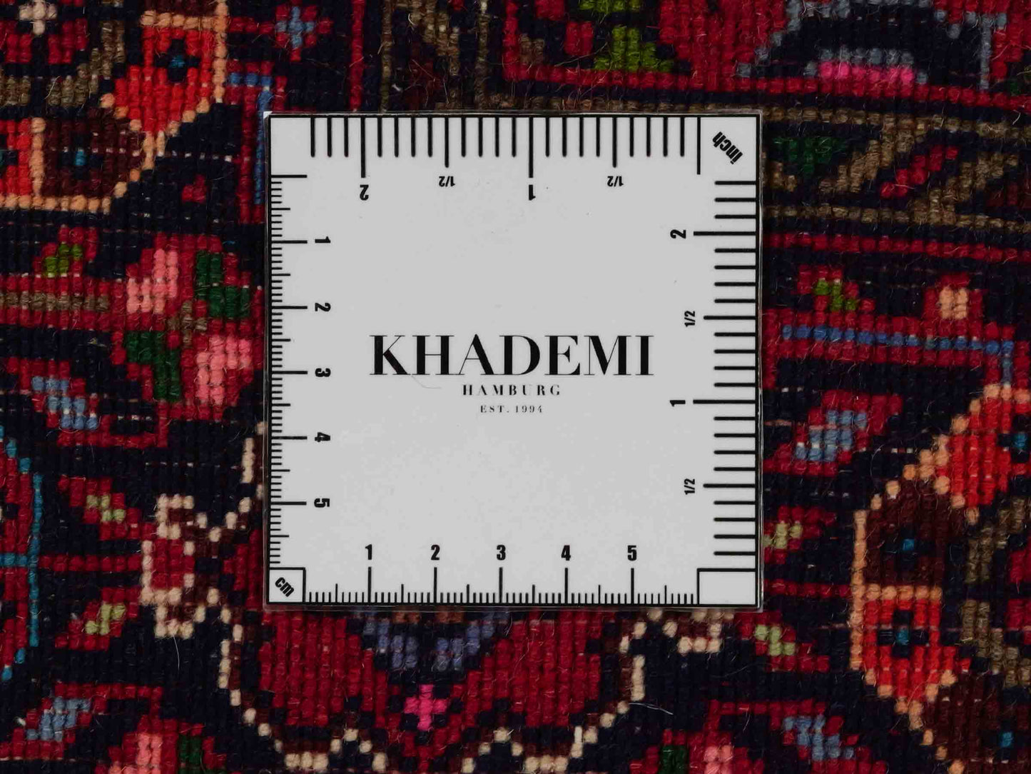 Handgeknüpfter Gholtogh Dorfteppich von Khademi aus Wolle, rot. Feiner, kurdischer Nomadenteppich mit geometrischem Medaillon. Orientteppich, von Hand geknüpft in Iran. Größe: 150 cm x 105 cm. Teppichnummer: SB3-1144 | Jupiter Intl.
