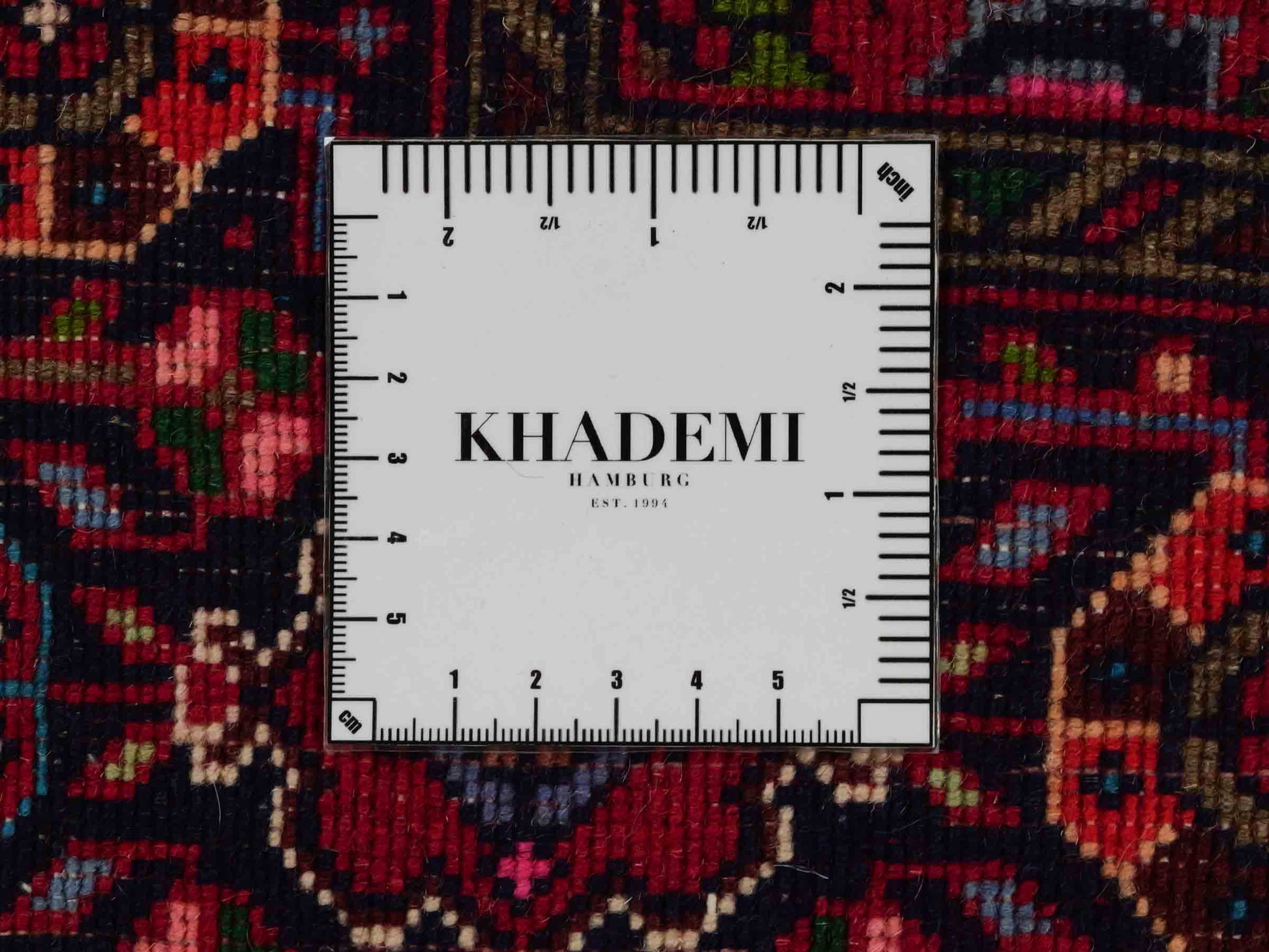 Handgeknüpfter Gholtogh Dorfteppich von Khademi aus Wolle, rot. Feiner, kurdischer Nomadenteppich mit geometrischem Medaillon. Orientteppich, von Hand geknüpft in Iran. Größe: 150 cm x 105 cm. Teppichnummer: SB3-1144 | Jupiter Intl.
