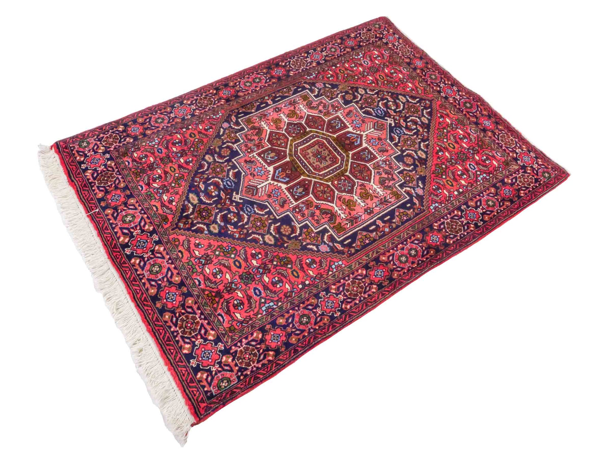 Handgeknüpfter Gholtogh Dorfteppich von Khademi aus Wolle, rot. Feiner, kurdischer Nomadenteppich mit geometrischem Medaillon. Orientteppich, von Hand geknüpft in Iran. Größe: 150 cm x 105 cm. Teppichnummer: SB3-1144 | Jupiter Intl.