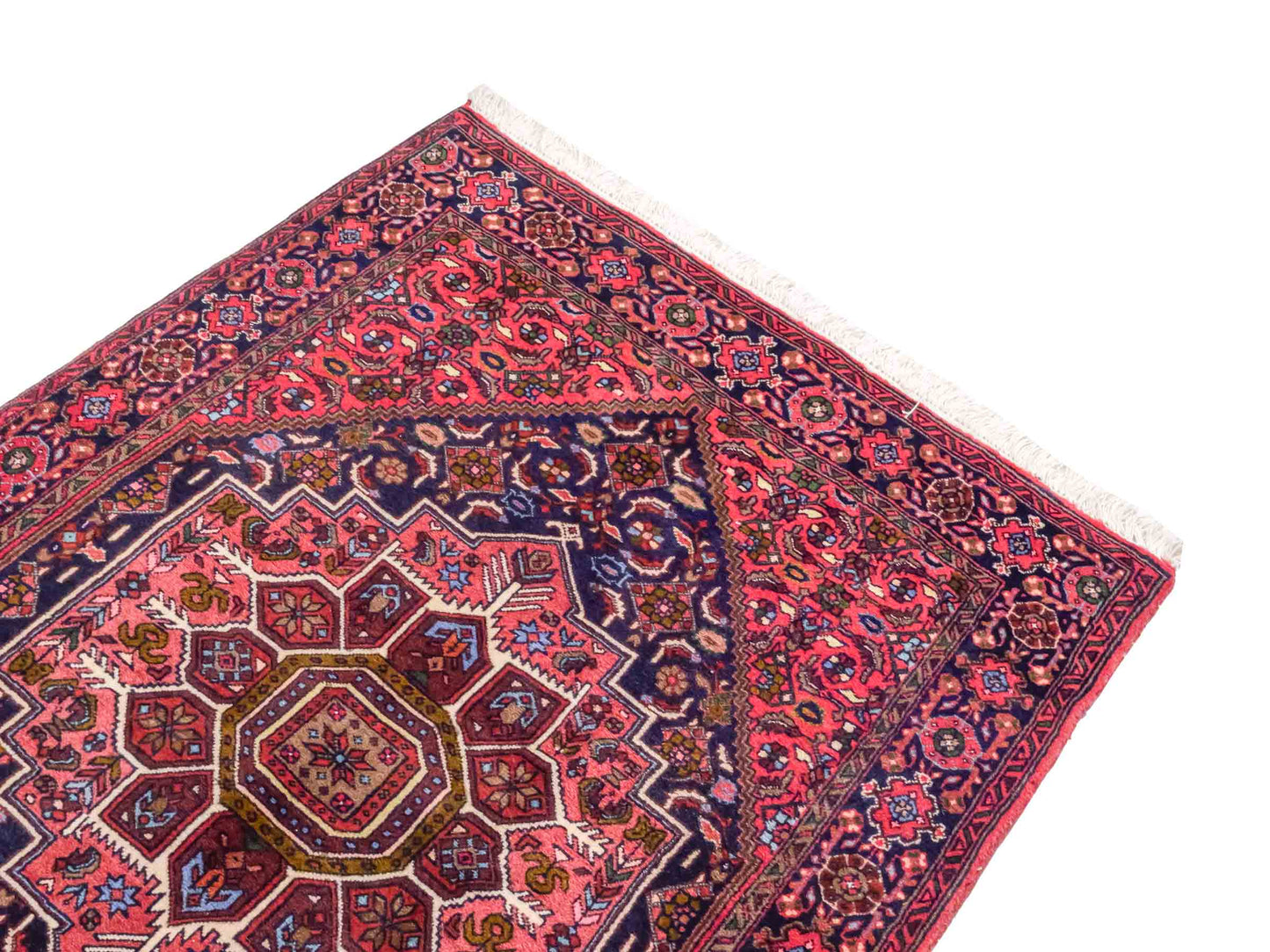 Handgeknüpfter Gholtogh Dorfteppich von Khademi aus Wolle, rot. Feiner, kurdischer Nomadenteppich mit geometrischem Medaillon. Orientteppich, von Hand geknüpft in Iran. Größe: 150 cm x 105 cm. Teppichnummer: SB3-1144 | Jupiter Intl.