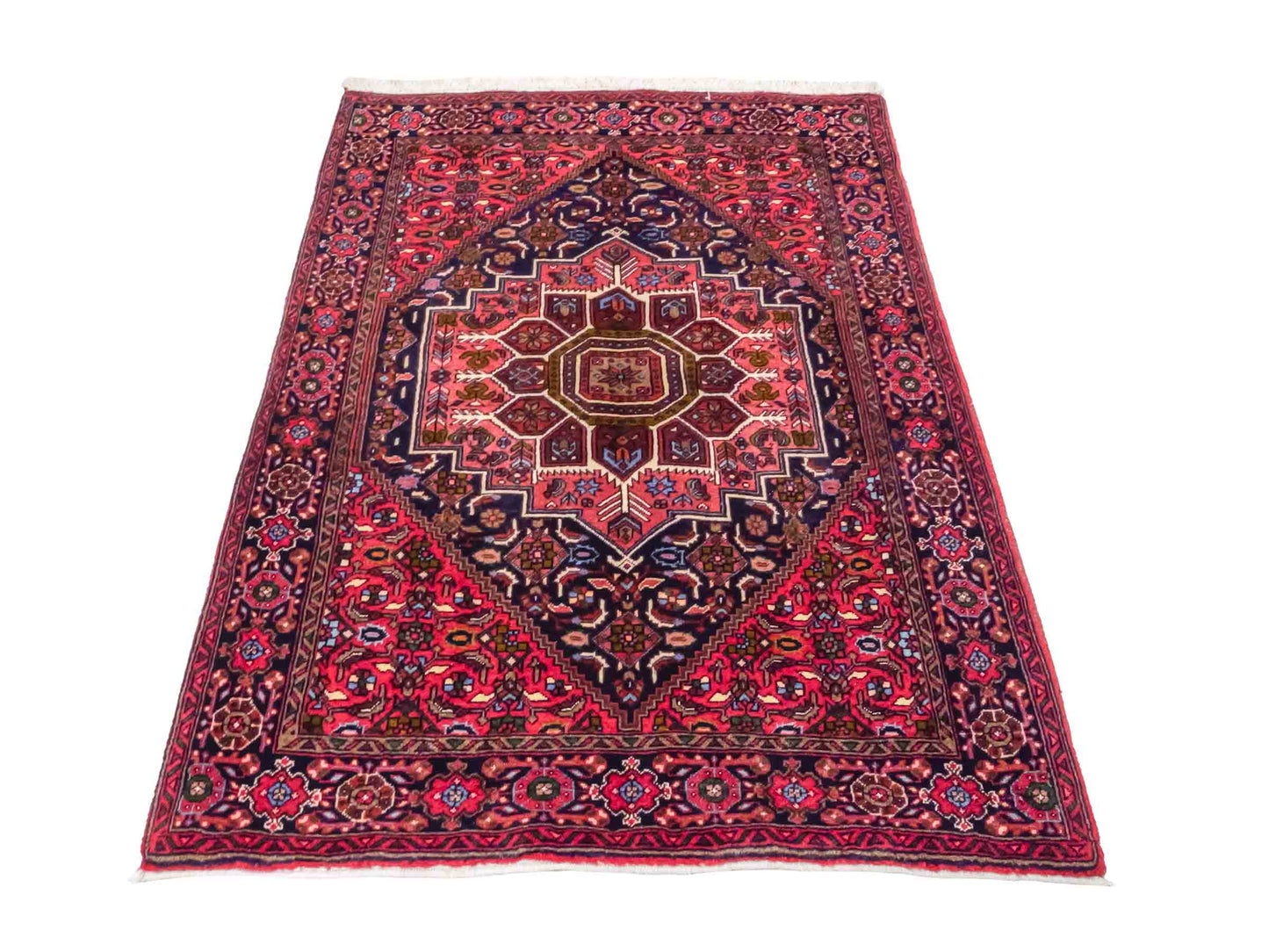 Handgeknüpfter Gholtogh Dorfteppich von Khademi aus Wolle, rot. Feiner, kurdischer Nomadenteppich mit geometrischem Medaillon. Orientteppich, von Hand geknüpft in Iran. Größe: 150 cm x 105 cm. Teppichnummer: SB3-1144 | Jupiter Intl.