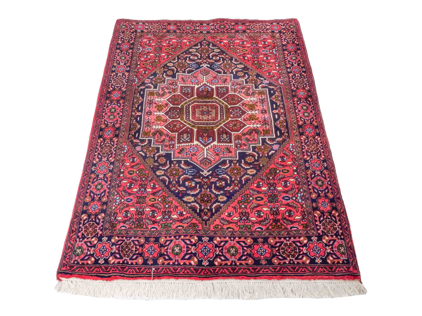 Handgeknüpfter Gholtogh Dorfteppich von Khademi aus Wolle, rot. Feiner, kurdischer Nomadenteppich mit geometrischem Medaillon. Orientteppich, von Hand geknüpft in Iran. Größe: 150 cm x 105 cm. Teppichnummer: SB3-1144 | Jupiter Intl.