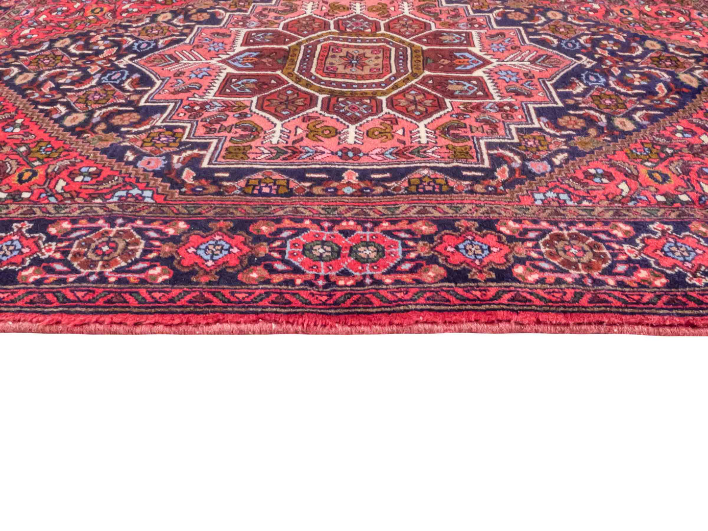 Handgeknüpfter Gholtogh Dorfteppich von Khademi aus Wolle, rot. Feiner, kurdischer Nomadenteppich mit geometrischem Medaillon. Orientteppich, von Hand geknüpft in Iran. Größe: 150 cm x 105 cm. Teppichnummer: SB3-1144 | Jupiter Intl.