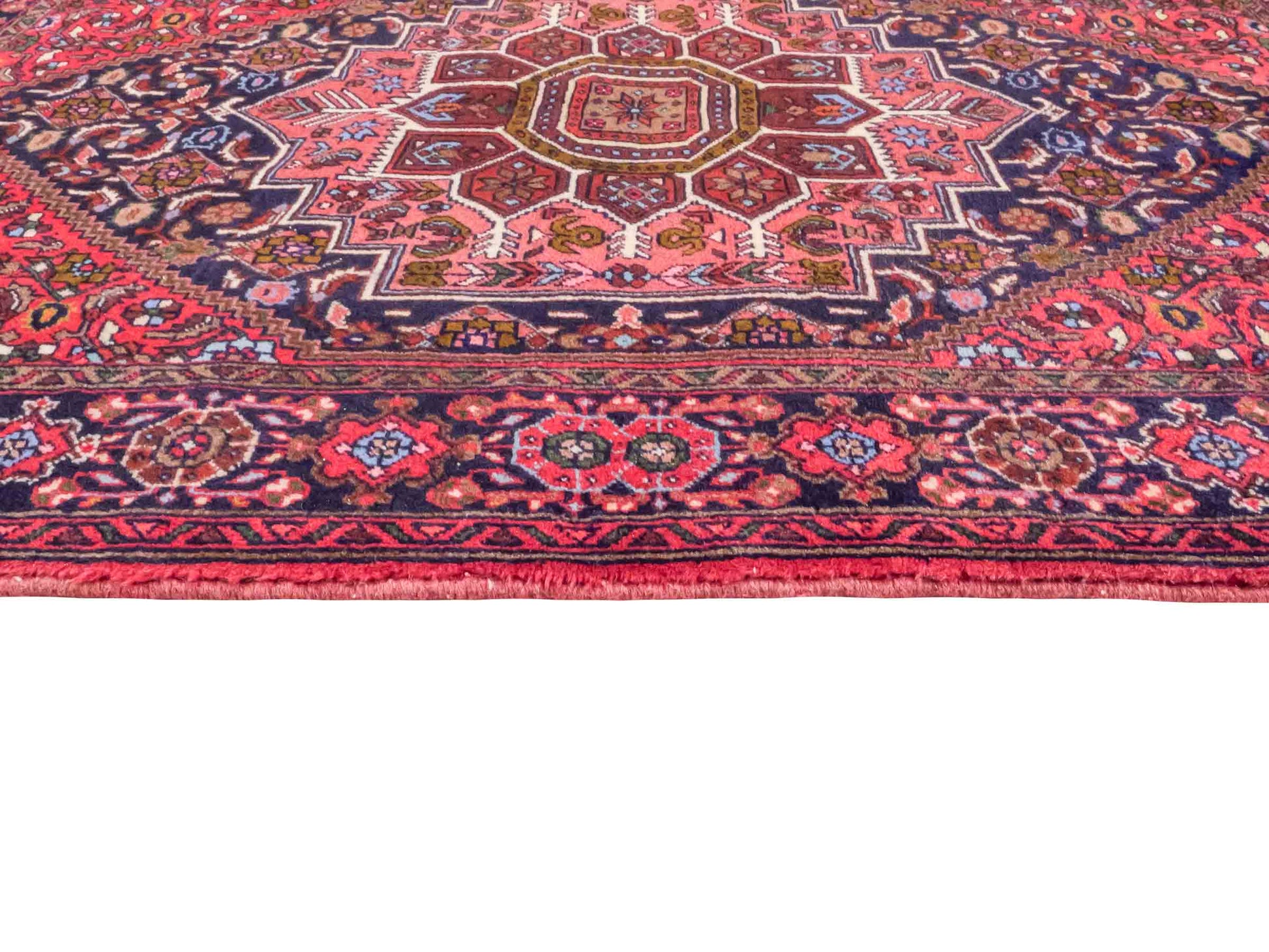 Handgeknüpfter Gholtogh Dorfteppich von Khademi aus Wolle, rot. Feiner, kurdischer Nomadenteppich mit geometrischem Medaillon. Orientteppich, von Hand geknüpft in Iran. Größe: 150 cm x 105 cm. Teppichnummer: SB3-1144 | Jupiter Intl.