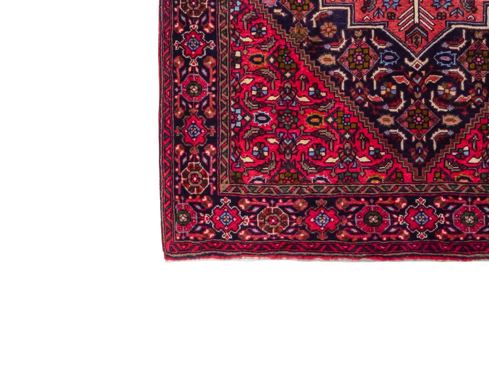 Handgeknüpfter Gholtogh Dorfteppich von Khademi aus Wolle, rot. Feiner, kurdischer Nomadenteppich mit geometrischem Medaillon. Orientteppich, von Hand geknüpft in Iran. Größe: 150 cm x 105 cm. Teppichnummer: SB3-1144 | Jupiter Intl.